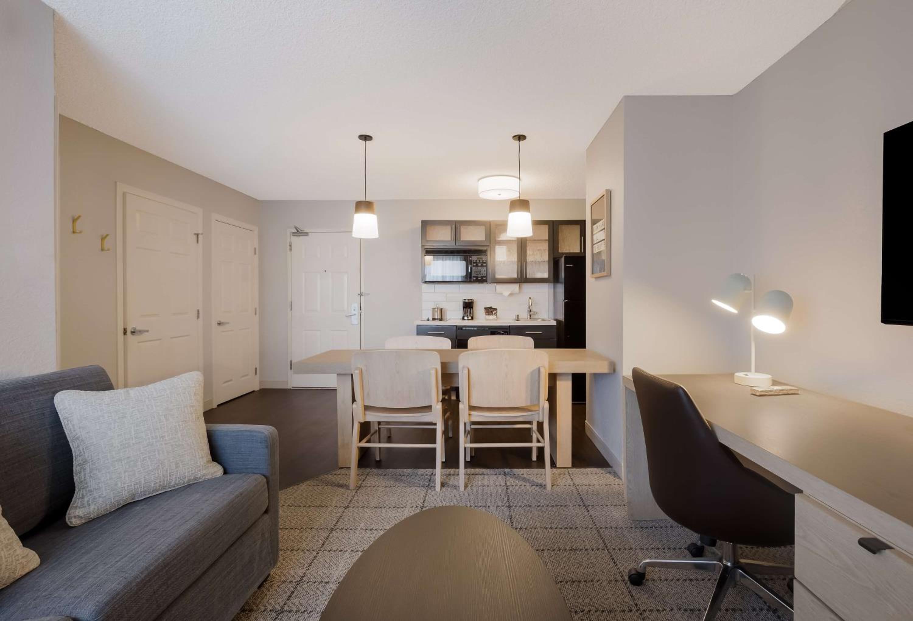 One-Bedroom Queen Suite with Bathtub - Mobility Accessible - Photo 4
