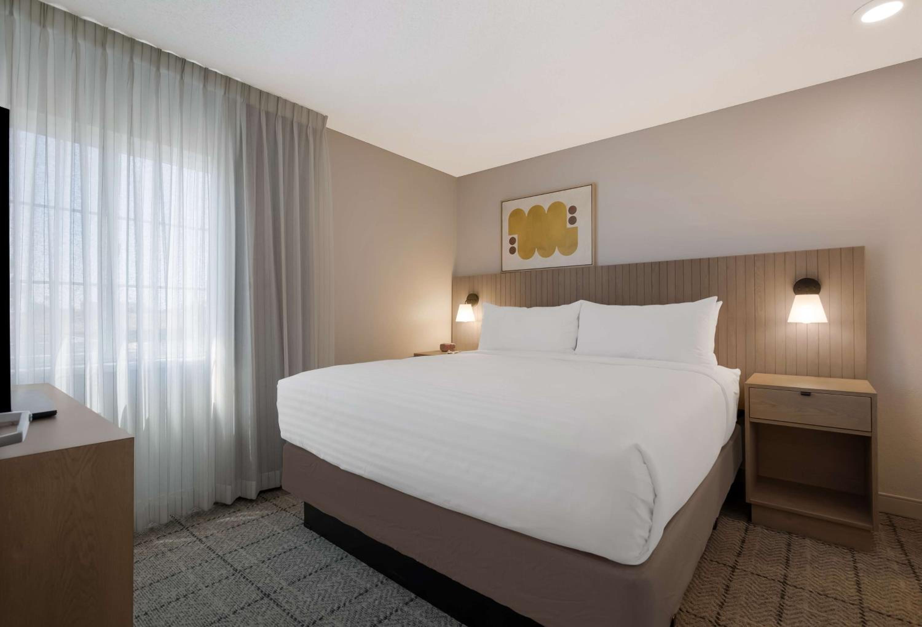 One-Bedroom Queen Suite with Bathtub - Mobility Accessible - Photo 1
