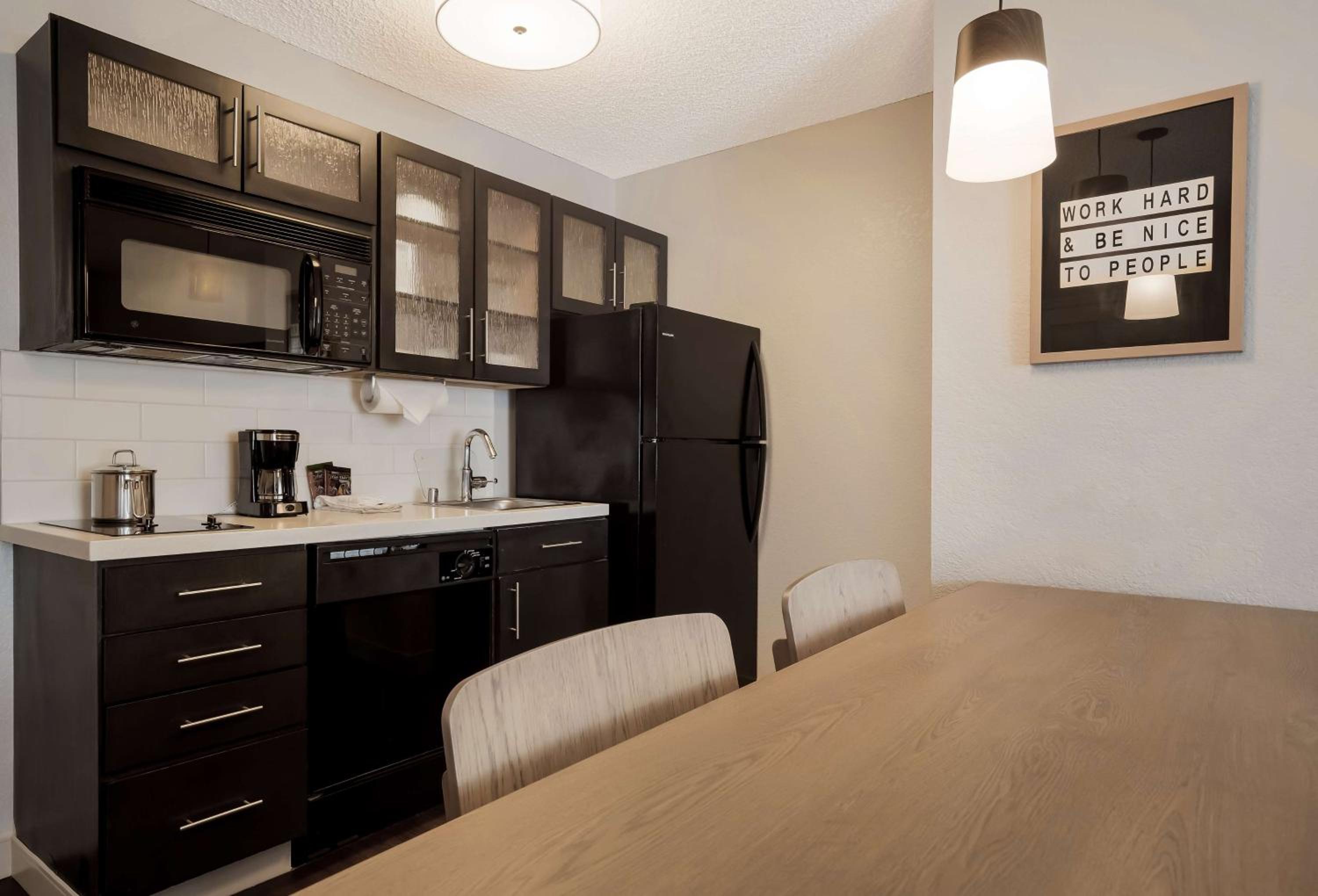 One-Bedroom Queen Suite with Bathtub - Mobility Accessible - Photo 2