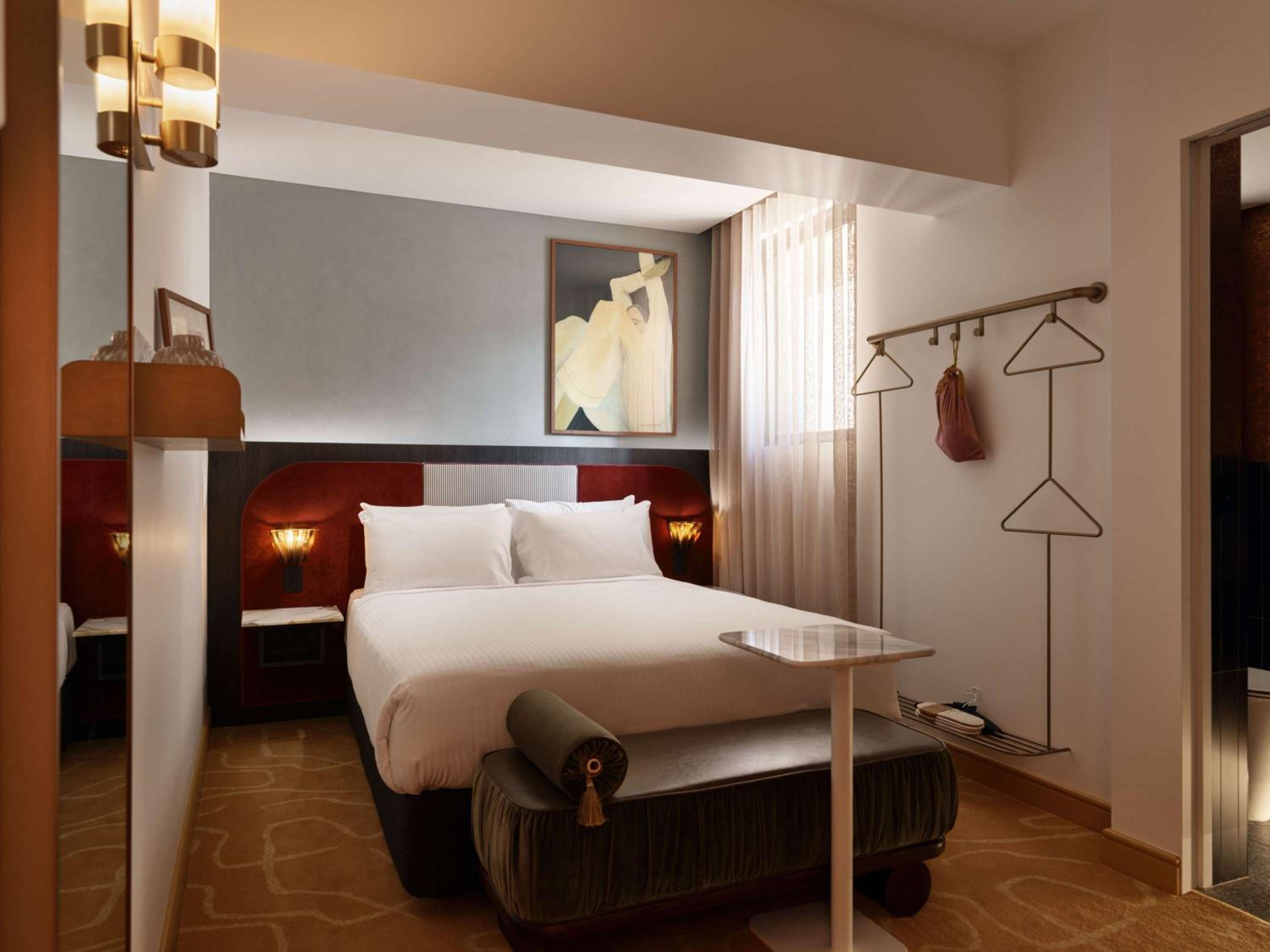 Morris Queen Room