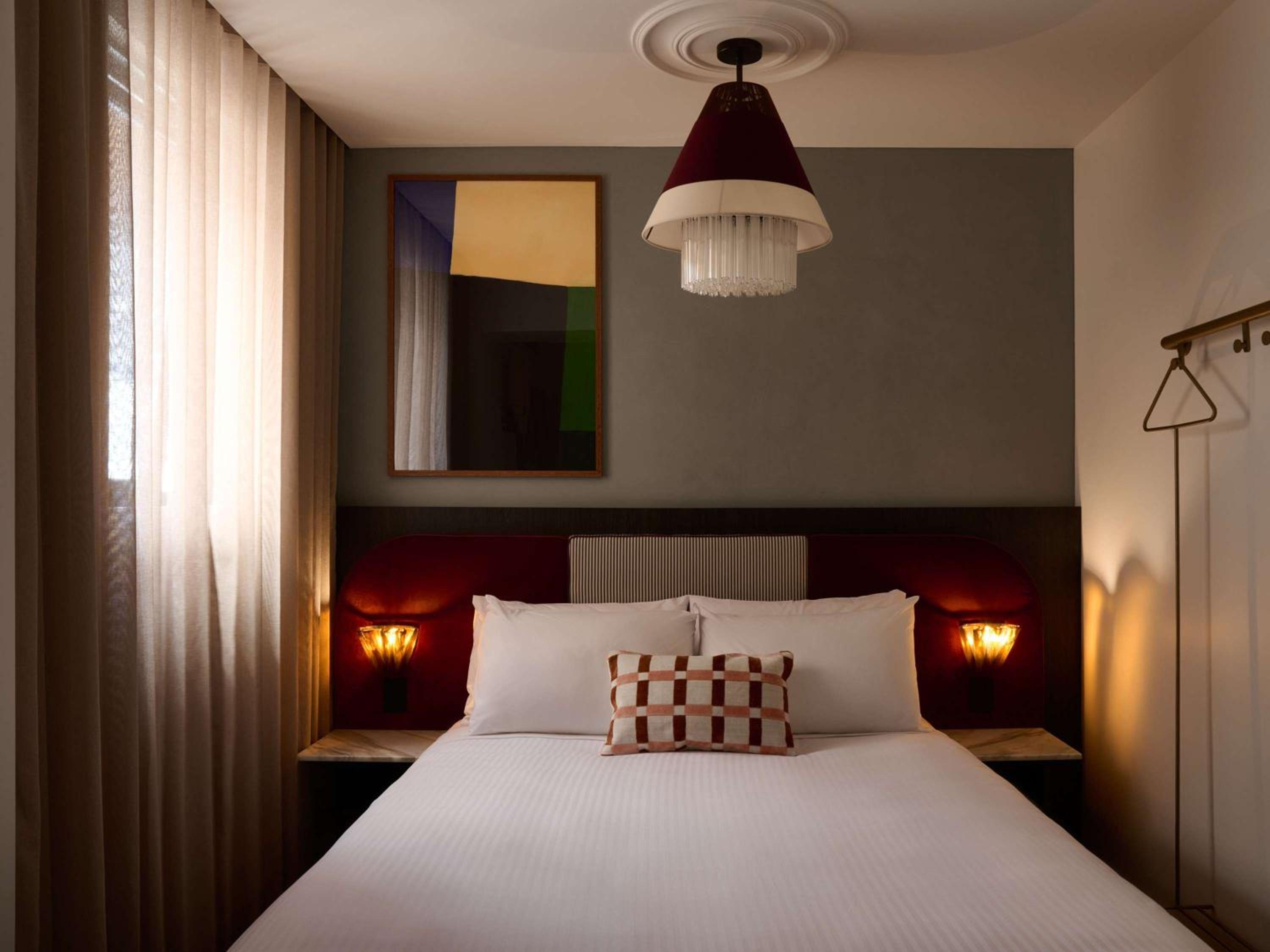 Morris Queen Room