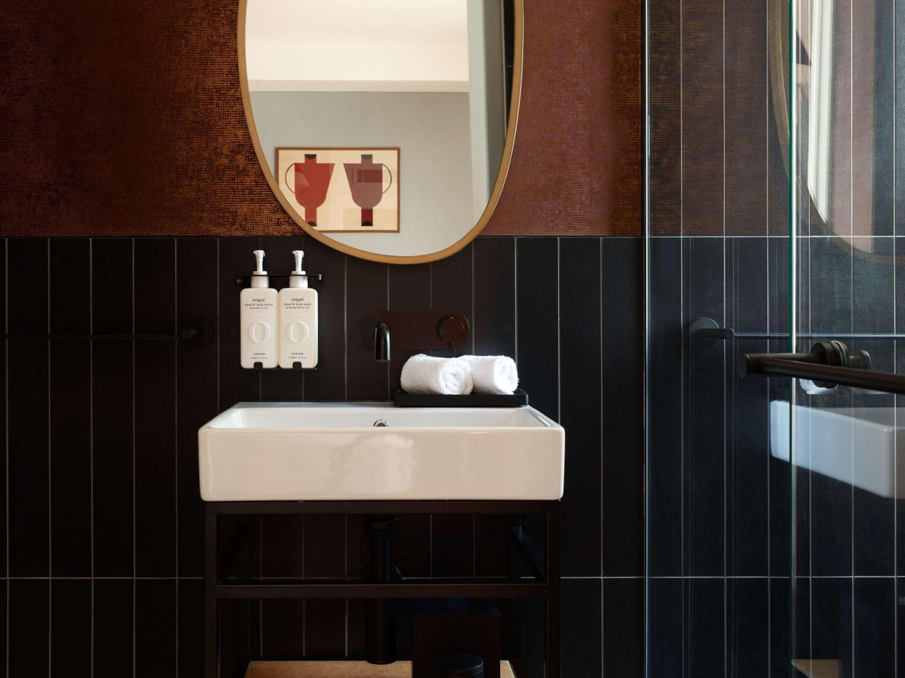 Morris Queen Room