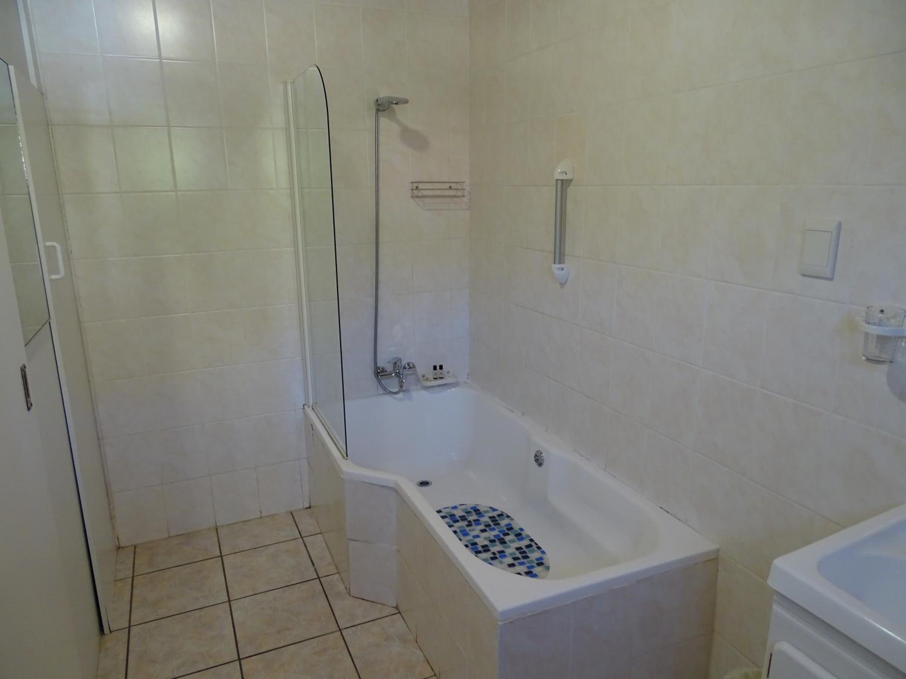 Family Room - Photo 2