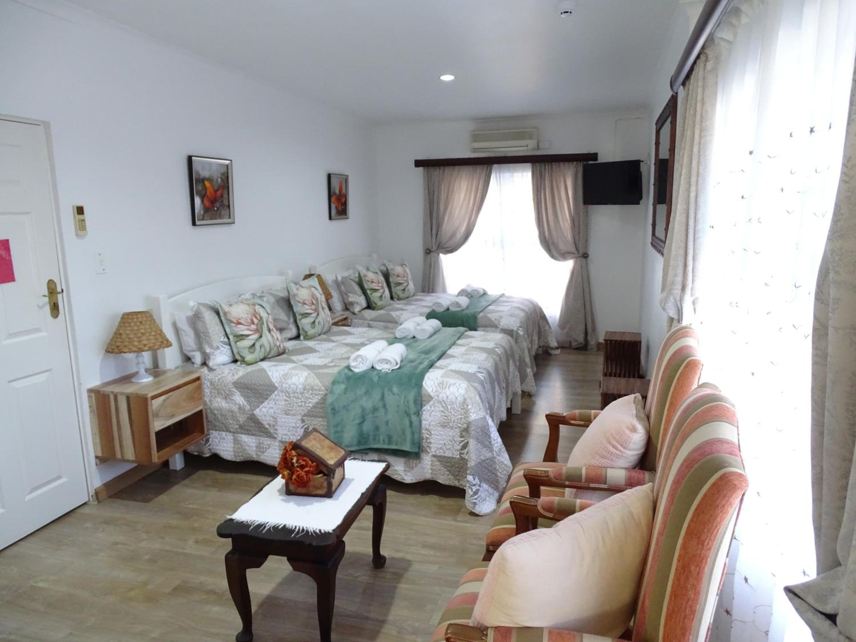 Family Room (4 Adults) - Photo 3