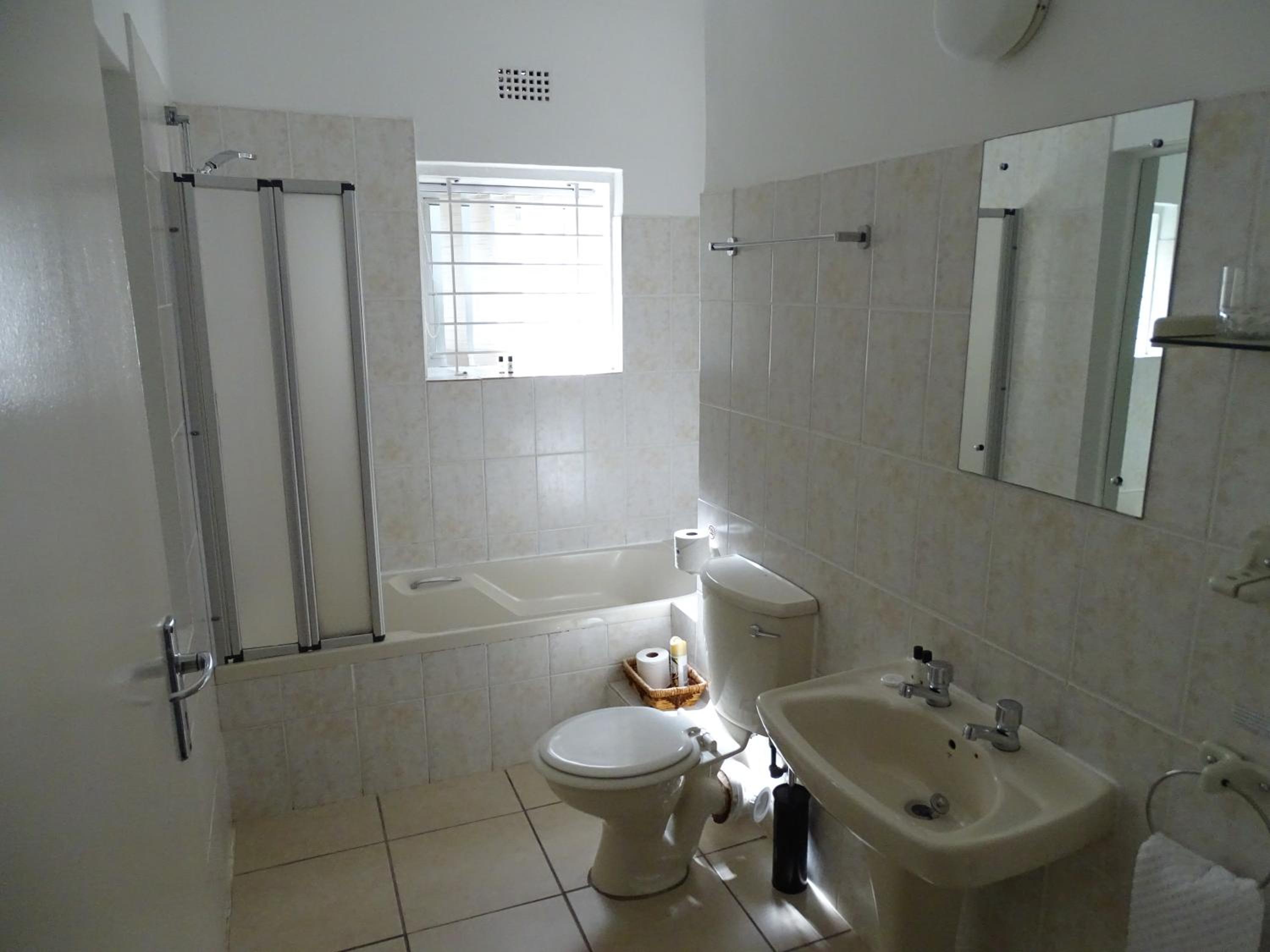 Family Room (4 Adults) - Photo 2