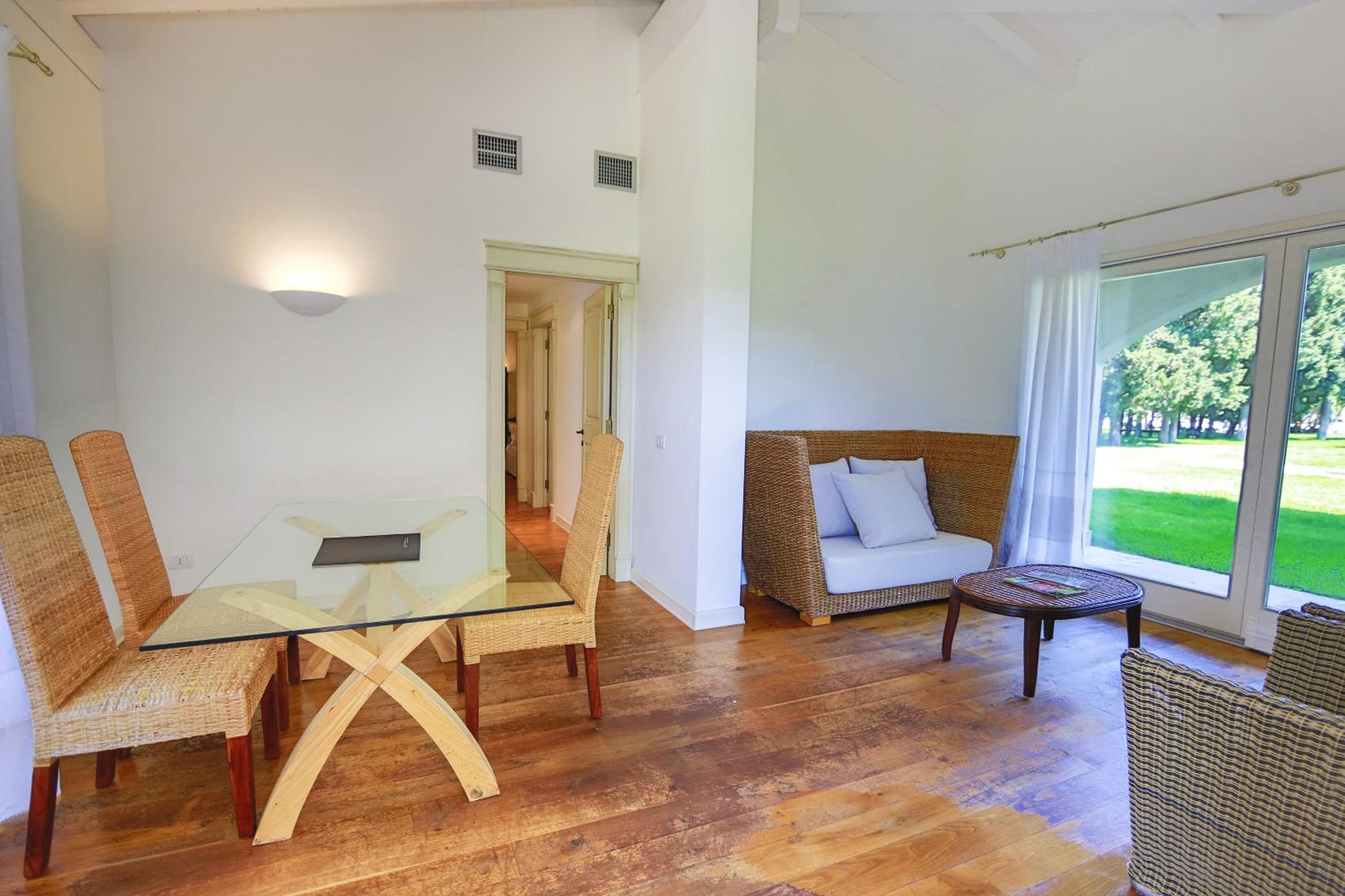 Family Room - Photo 4