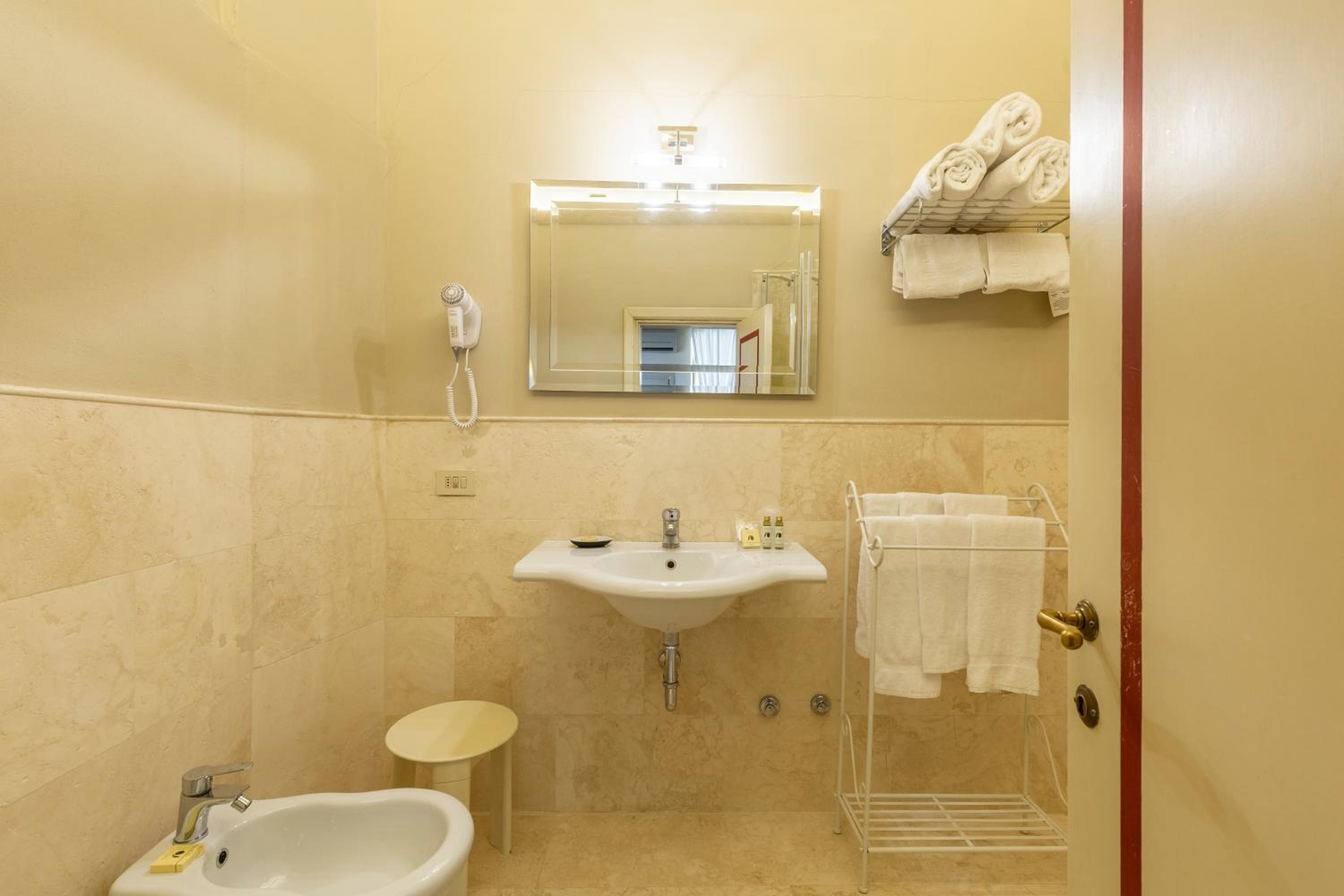 Triple Room - Photo 8
