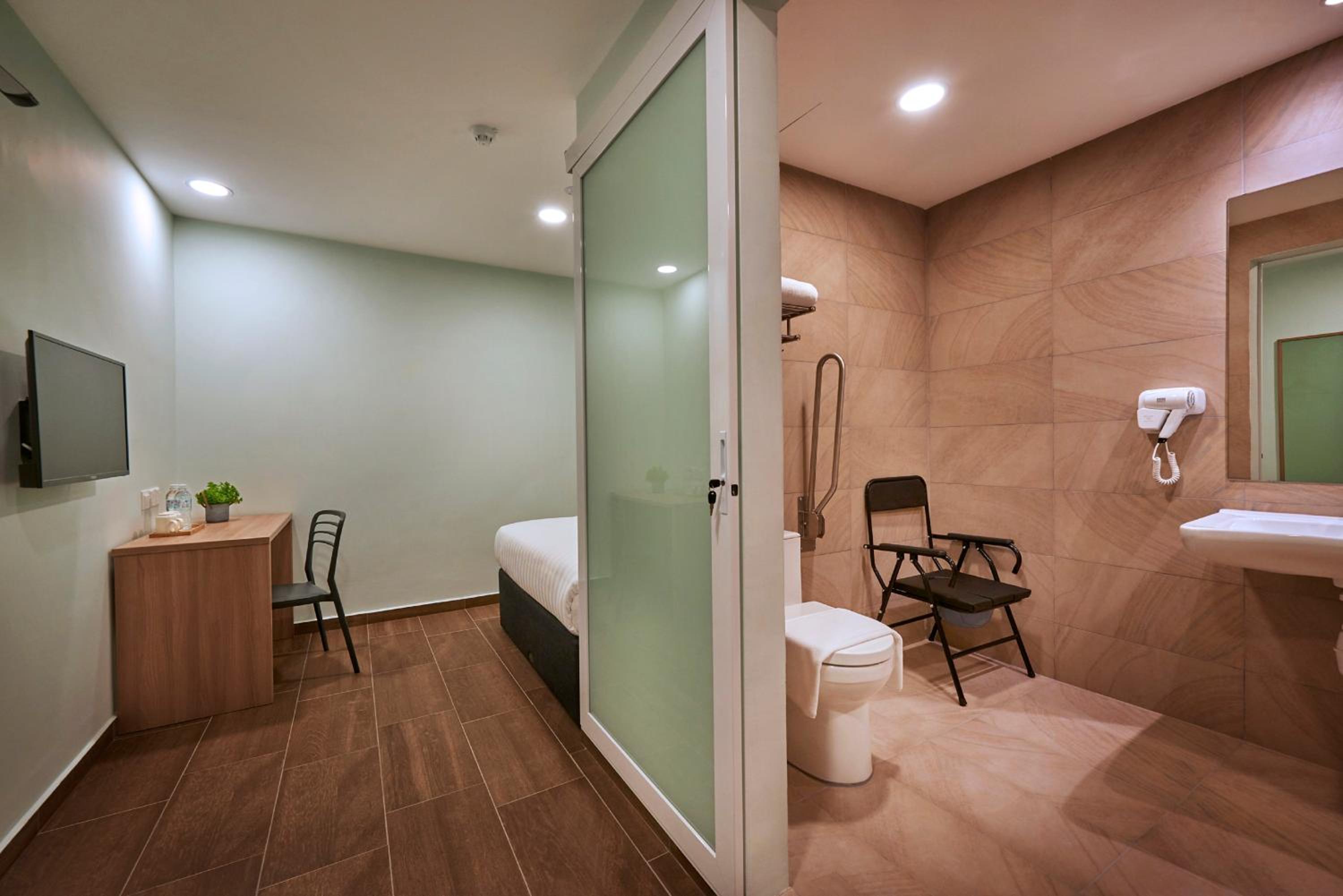 Standard Queen Room (No Window) - Disability Access - Photo 3