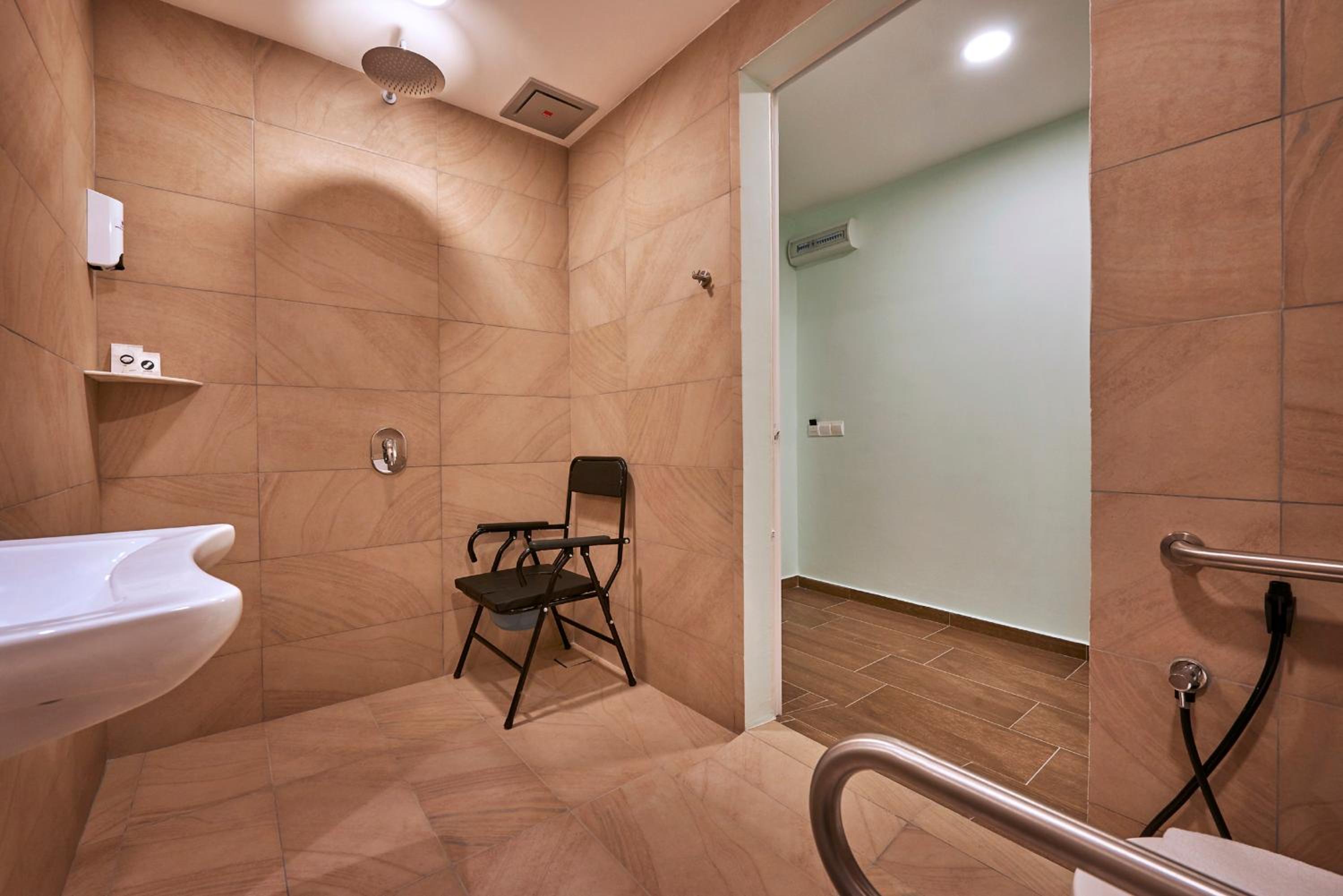 Standard Queen Room (No Window) - Disability Access - Photo 2