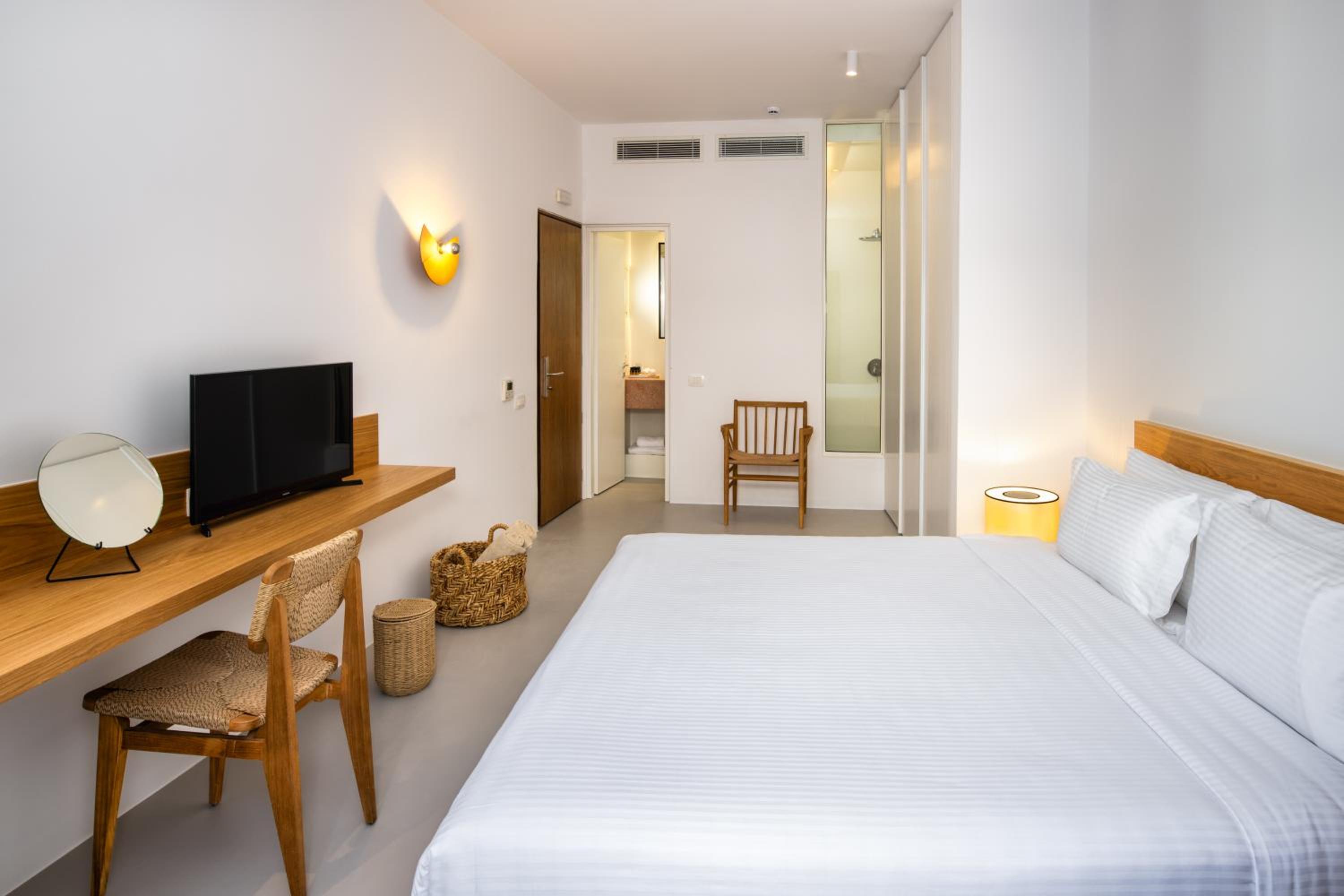 Honeymoon Suite with Outdoor Heated Tub & Sea View
