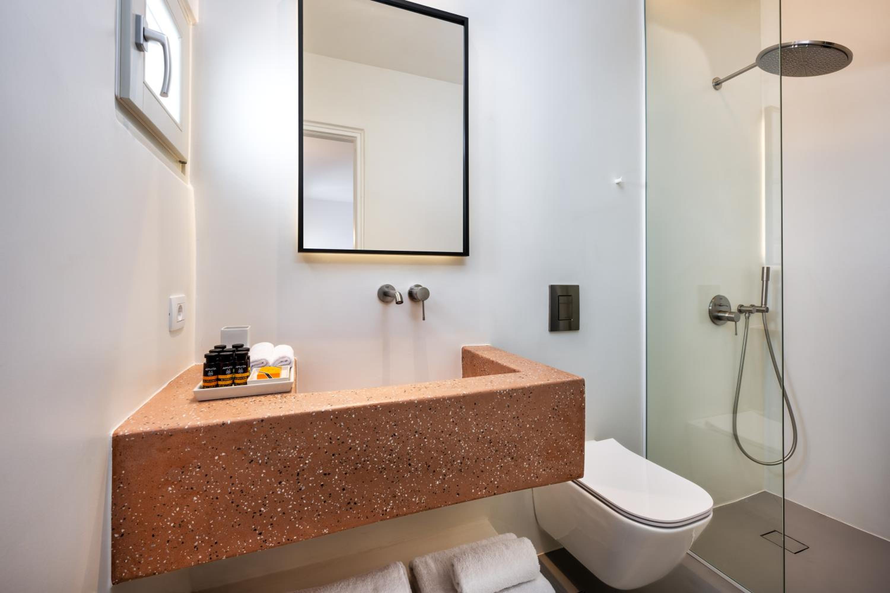 Honeymoon Suite with Outdoor Heated Tub & Sea View photo 2