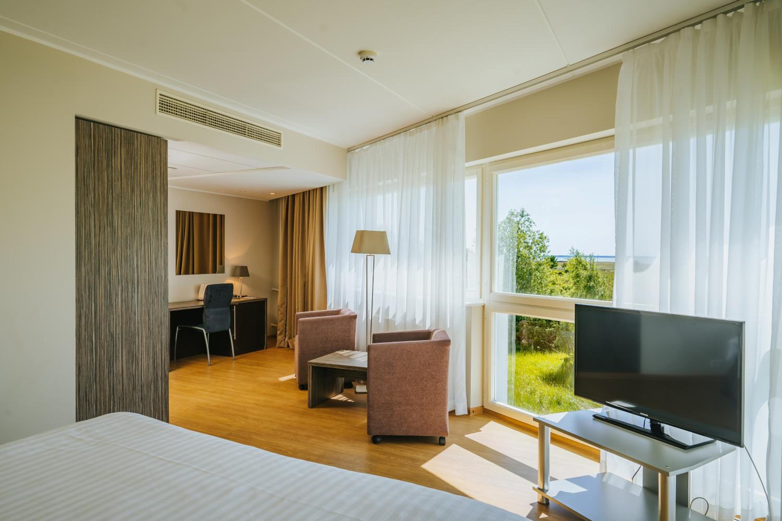 Deluxe Room - Photo 5