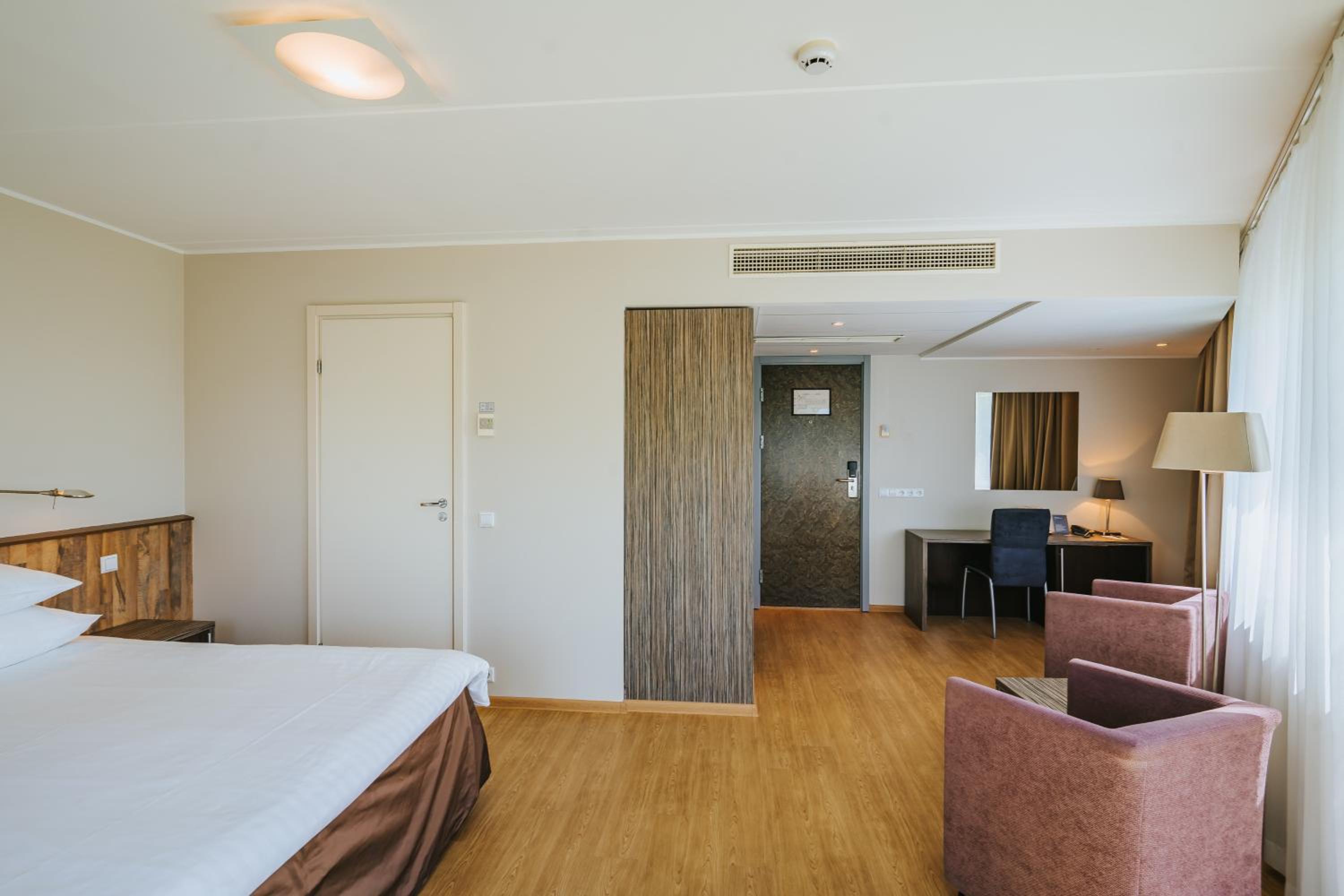 Deluxe Room - Photo 4