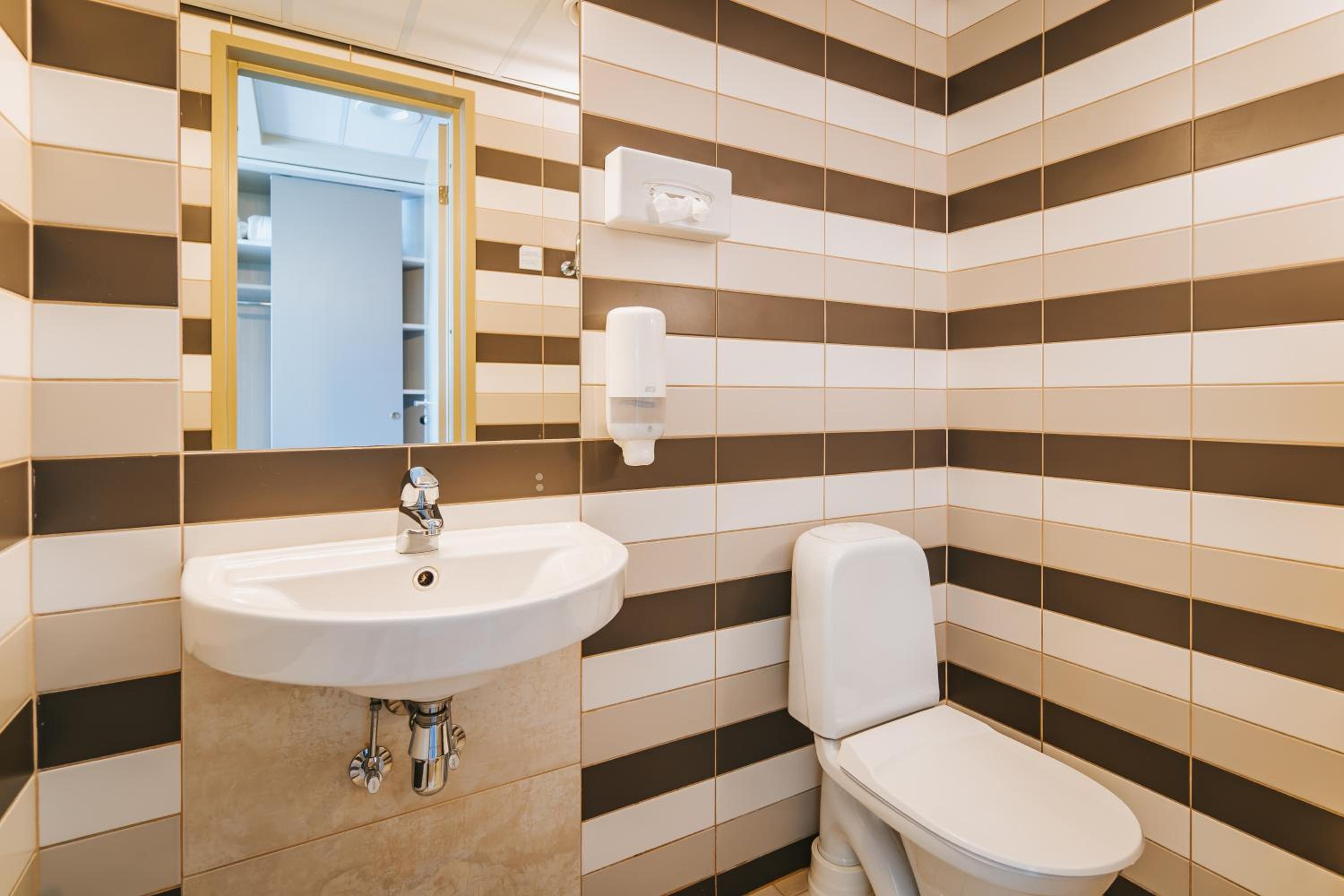 Junior Suite with Spa Access - Photo 4