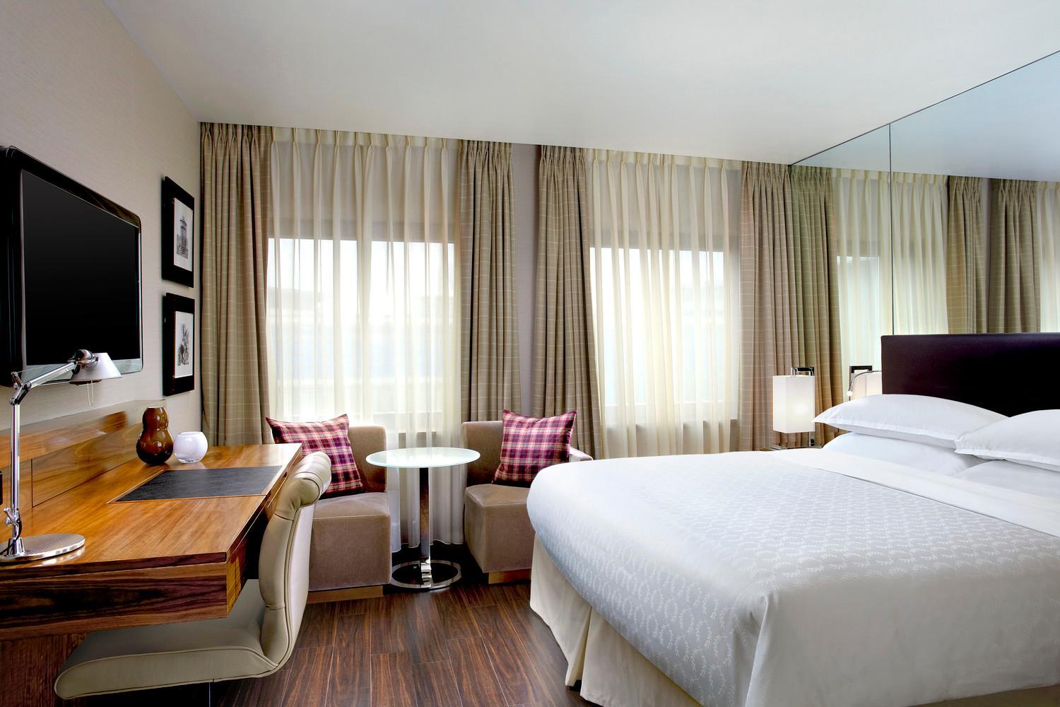 Club Room, Club Lounge access, 1 King - Photo 8