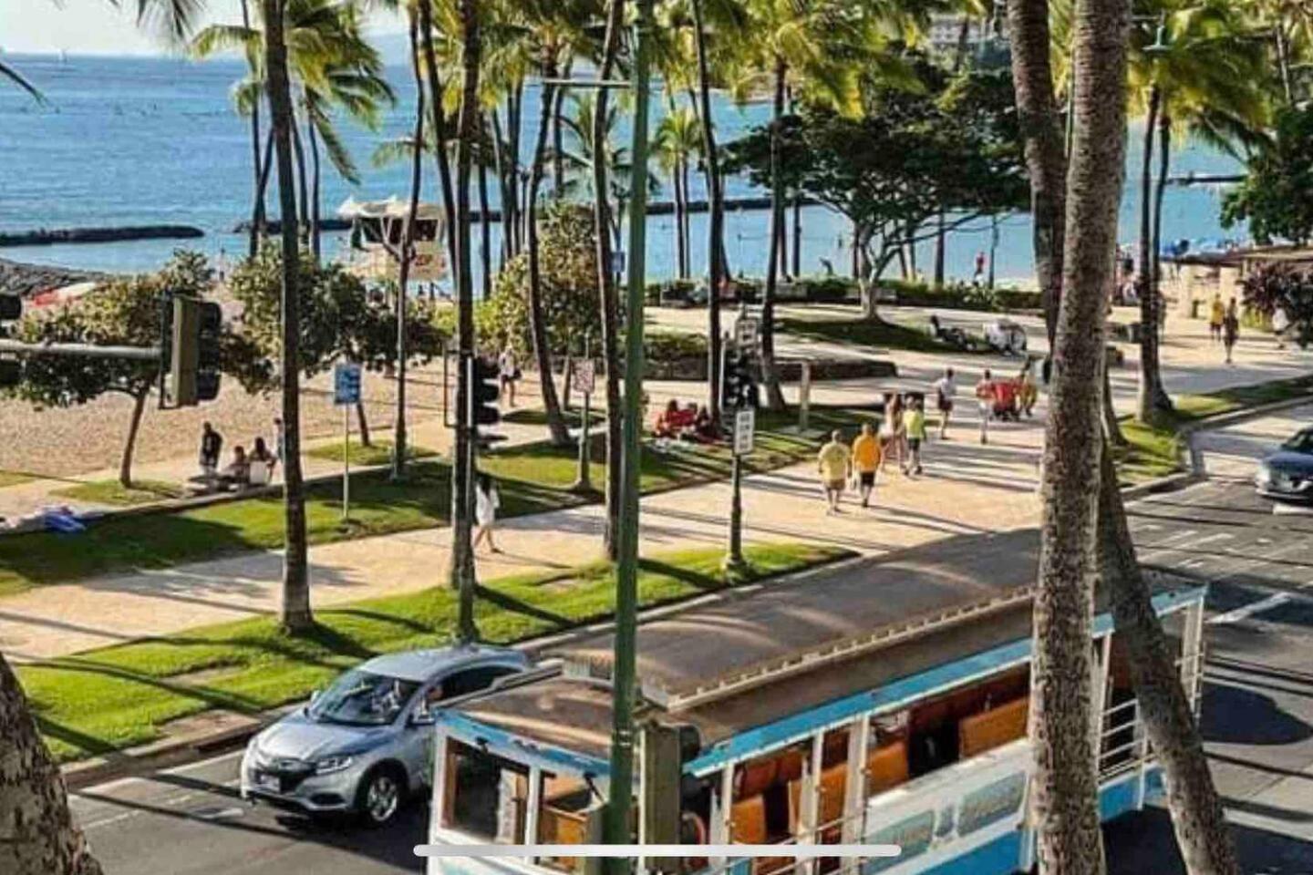WELLCOME TO LOVELY CONDO 2 BEDS 2 BATHS FREE PARKING IN WAIKIKI BEACH: Two-Bedroom Apartment photo