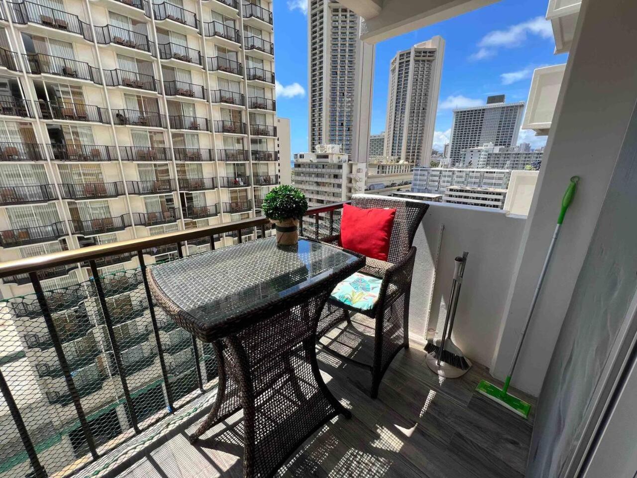 WELLCOME TO LOVELY CONDO 2 BEDS 2 BATHS FREE PARKING IN WAIKIKI BEACH: Two-Bedroom Apartment photo
