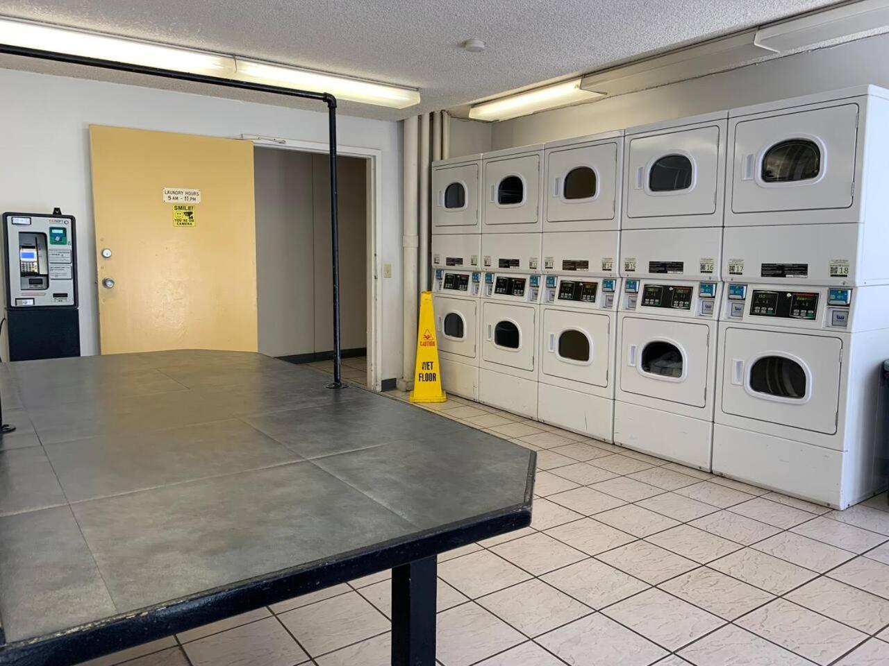 WELLCOME TO LOVELY CONDO 2 BEDS 2 BATHS FREE PARKING IN WAIKIKI BEACH: Two-Bedroom Apartment photo