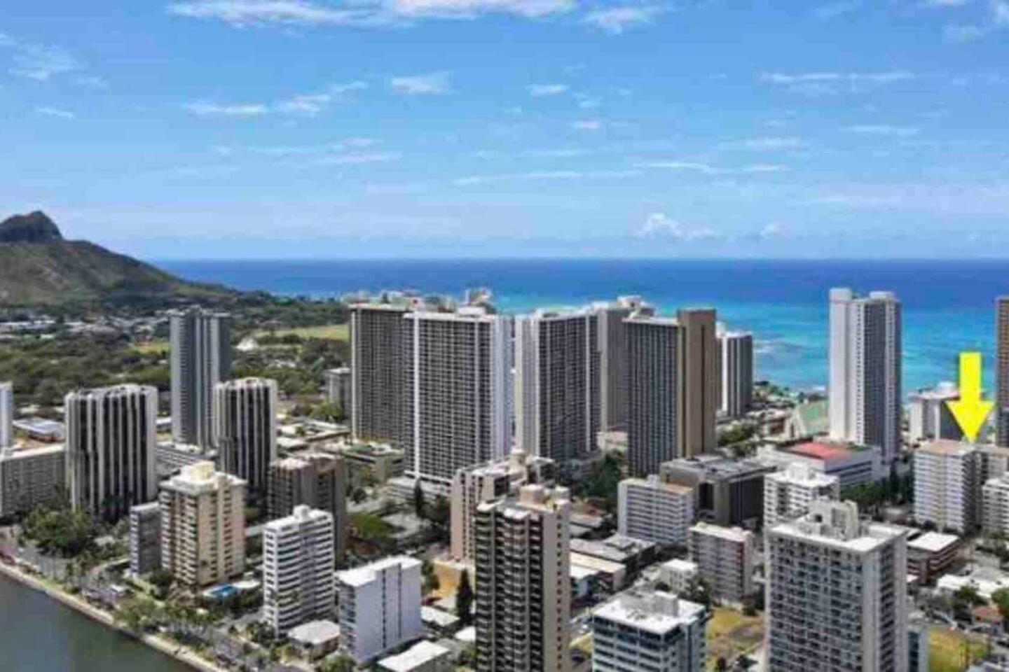 WELLCOME TO LOVELY CONDO 2 BEDS 2 BATHS FREE PARKING IN WAIKIKI BEACH: Two-Bedroom Apartment photo