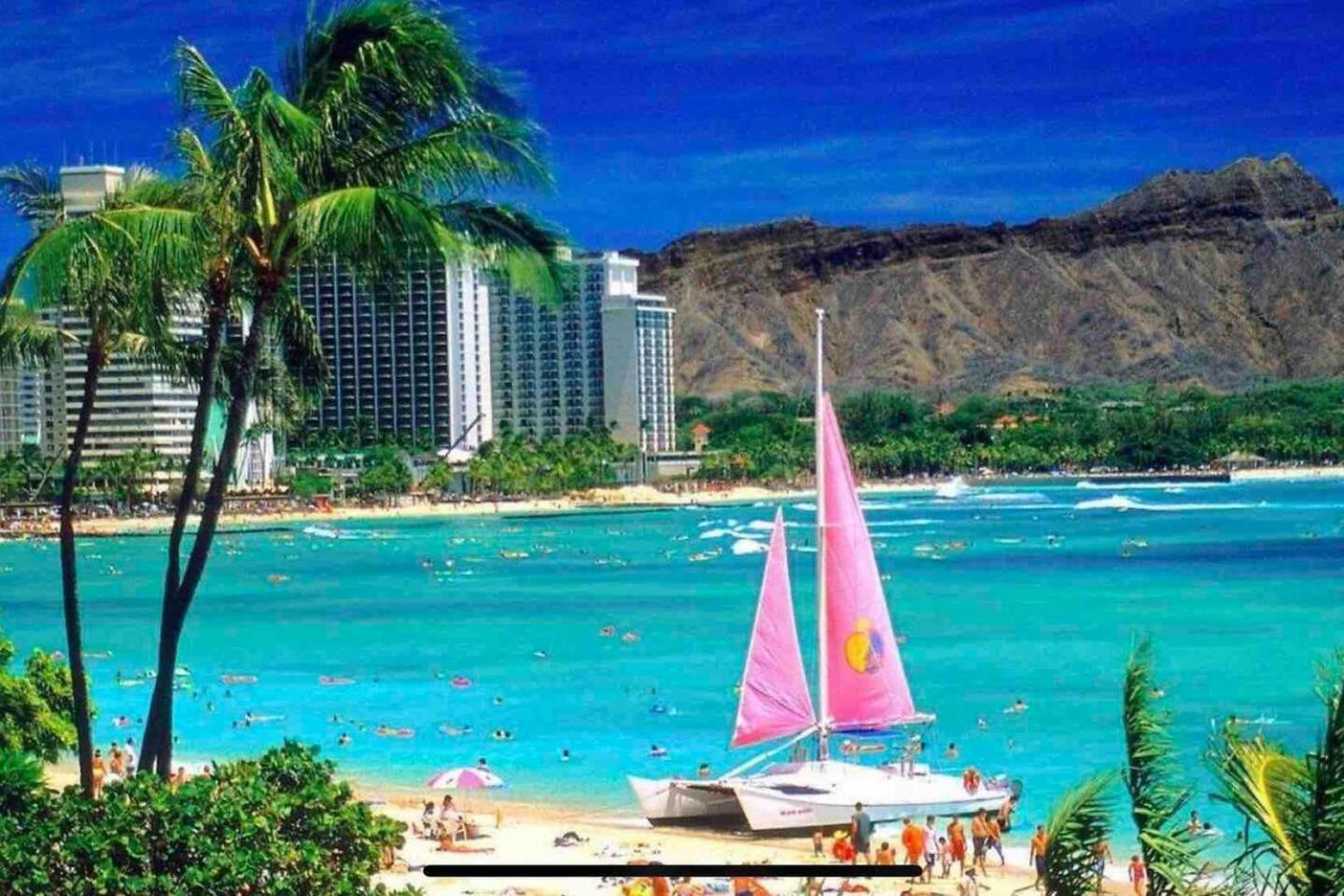 WELLCOME TO LOVELY CONDO 2 BEDS 2 BATHS FREE PARKING IN WAIKIKI BEACH: Two-Bedroom Apartment photo