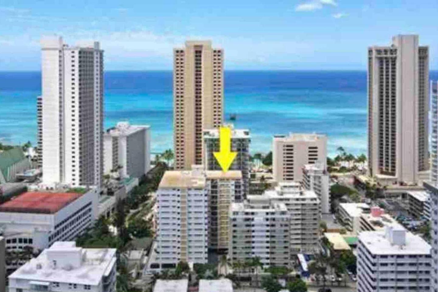 WELLCOME TO LOVELY CONDO 2 BEDS 2 BATHS FREE PARKING IN WAIKIKI BEACH: Two-Bedroom Apartment photo