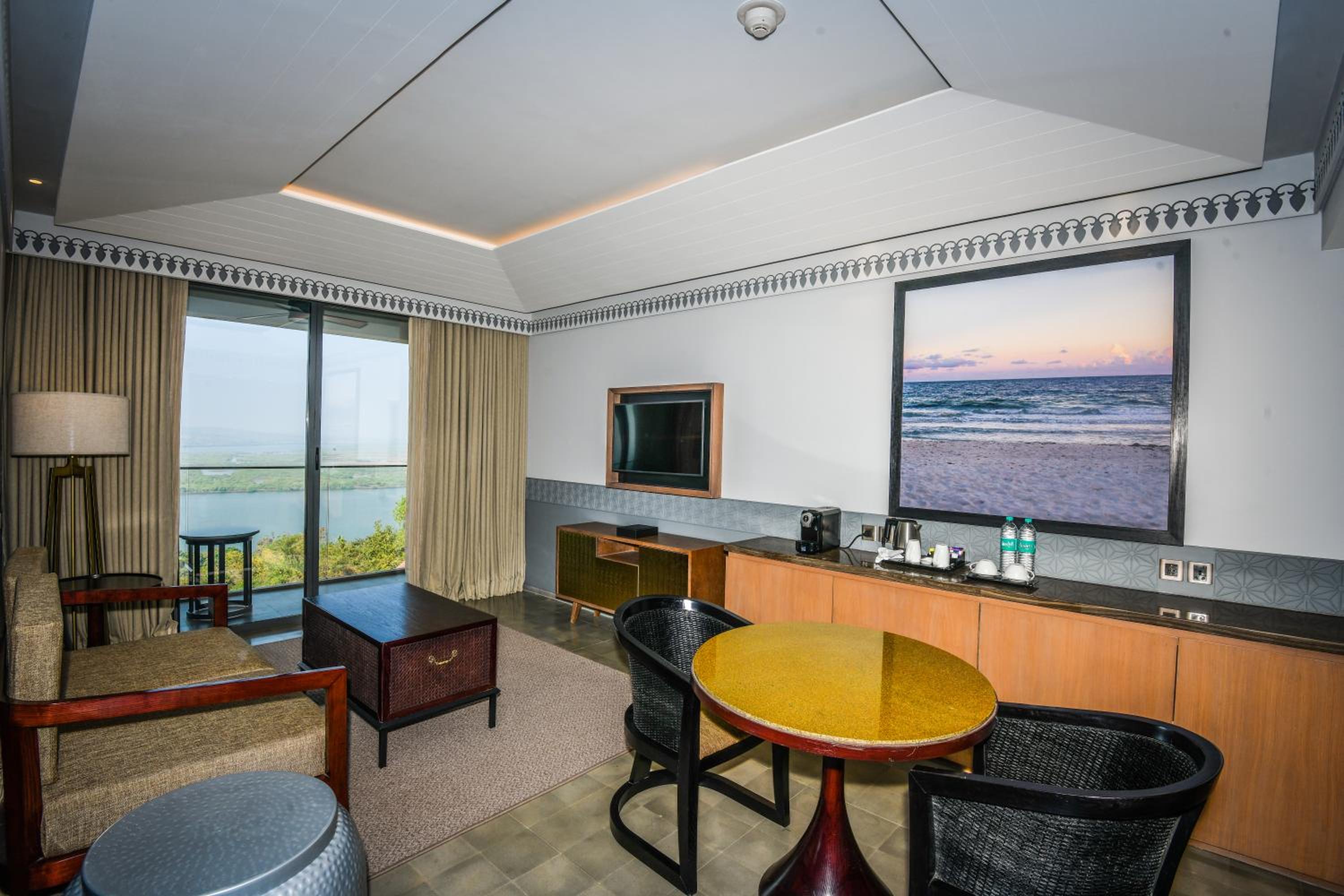 Deluxe Suite River View with Balcony Deluxe Suite River View with Balcony