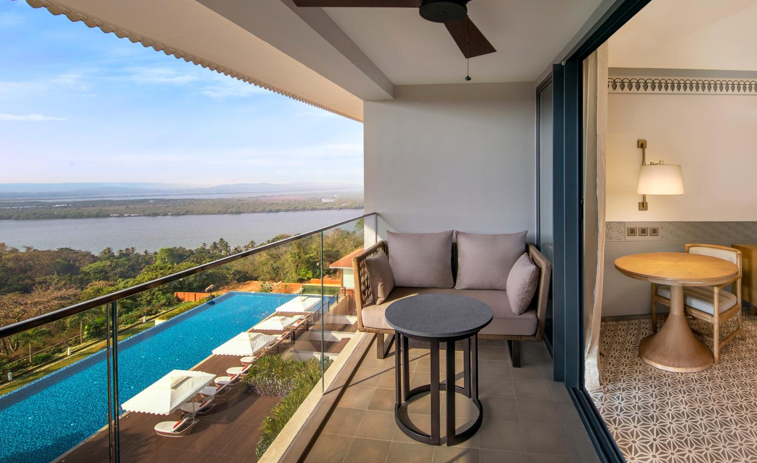 Deluxe Twin Room with Balcony and River View photo 2
