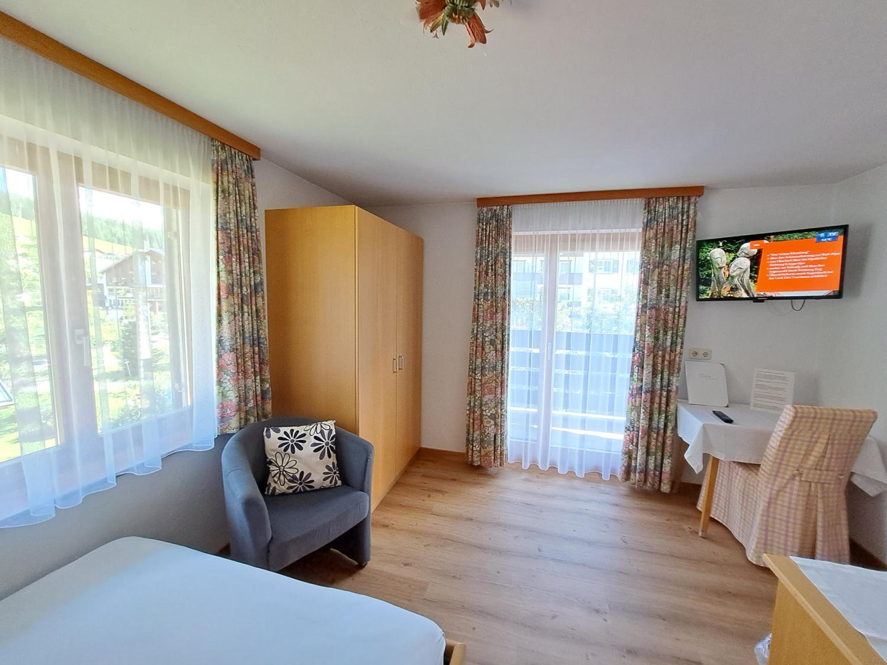 Single Room with Bathroom photo 1