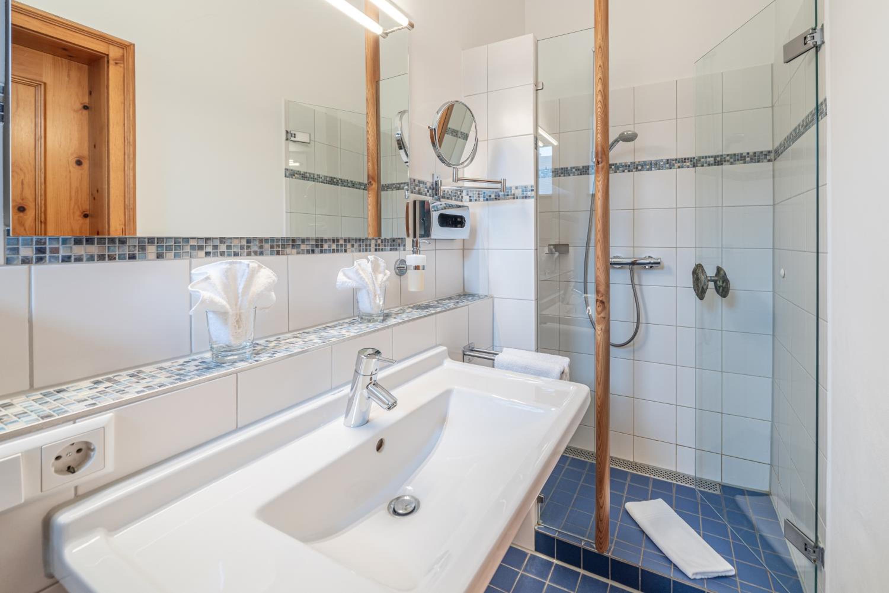 Double Room with Balcony - Photo 16