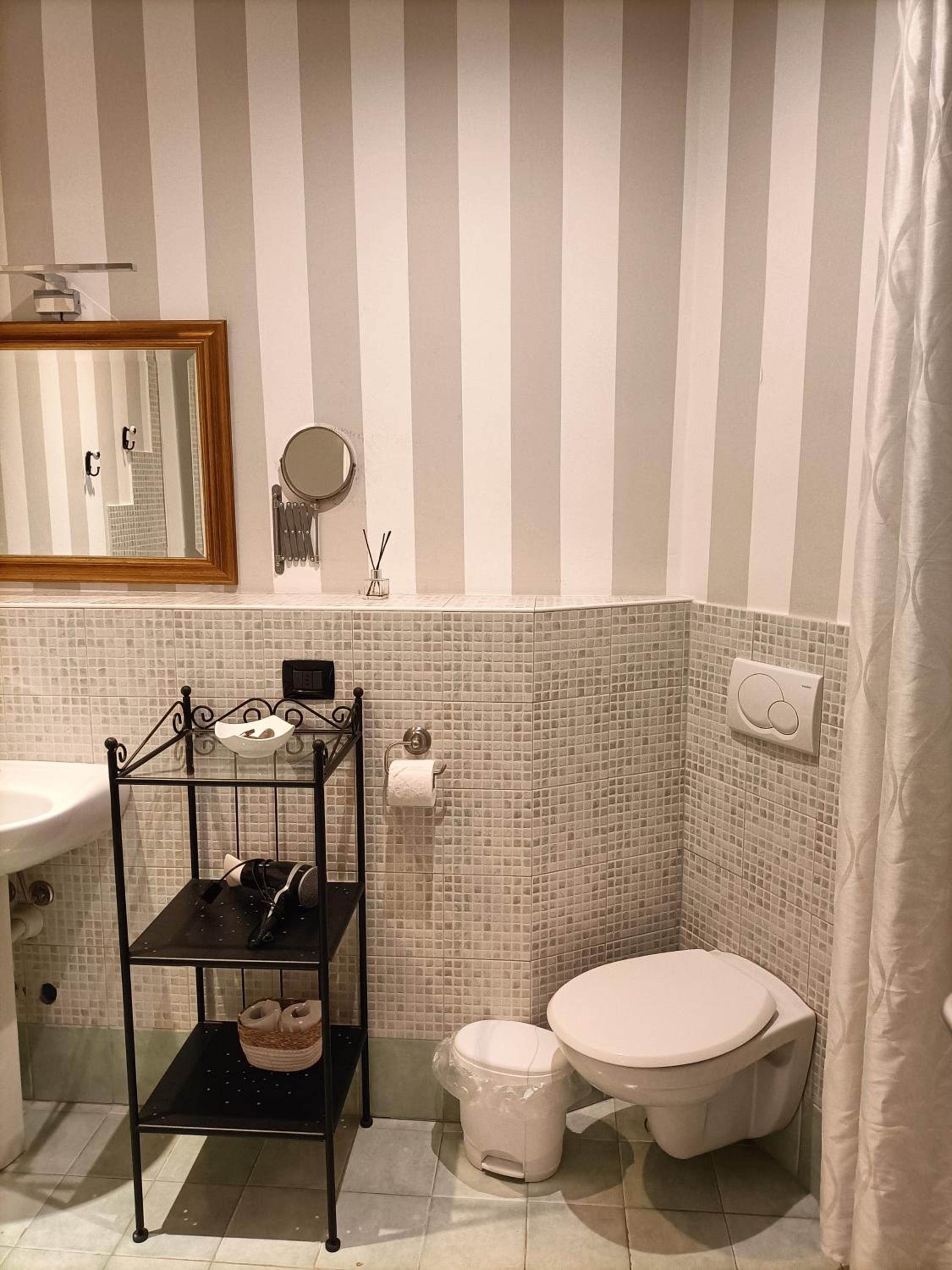 Double Room with Private Bathroom - Photo 9