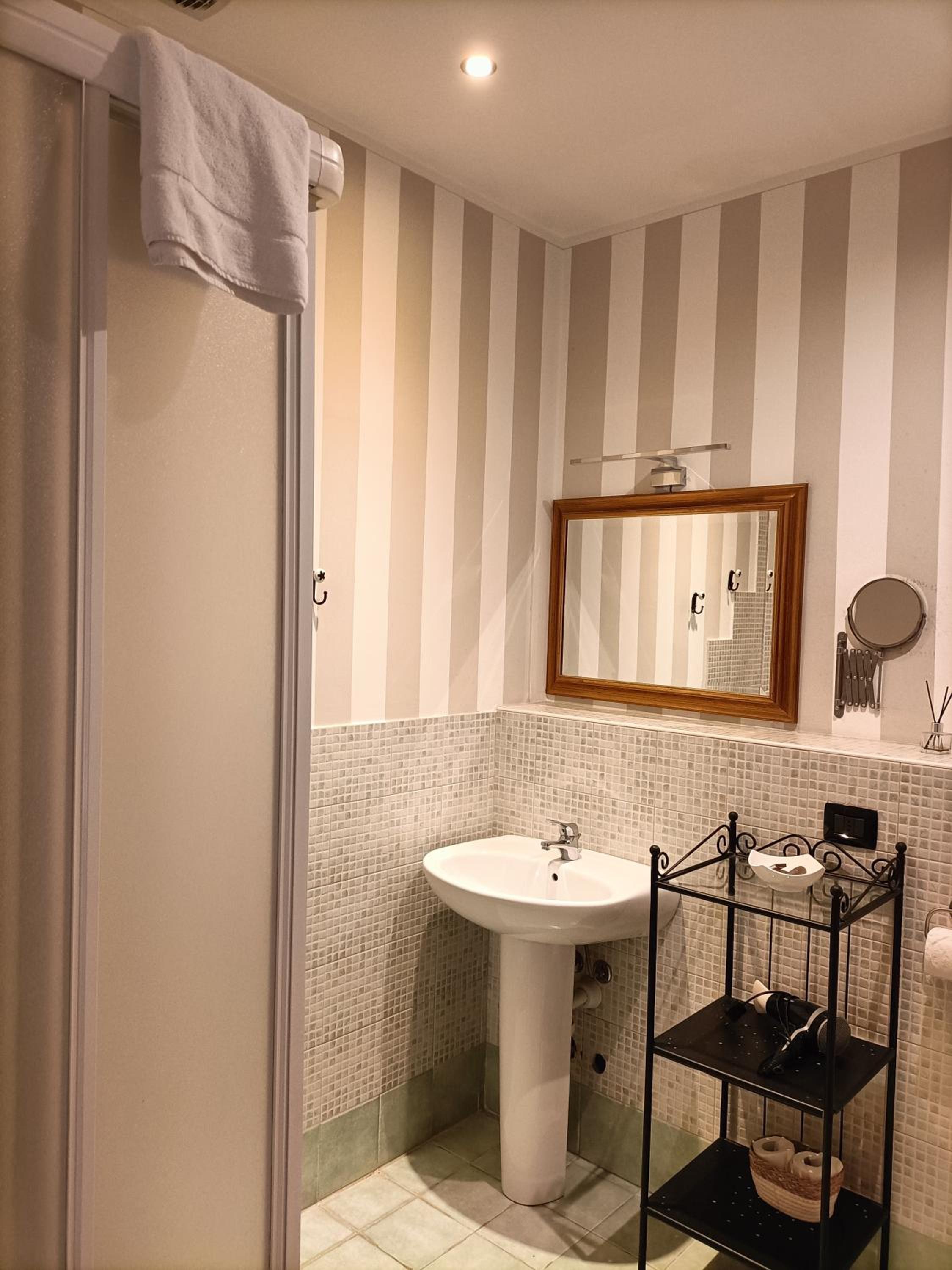 Double Room with Private Bathroom - Photo 7