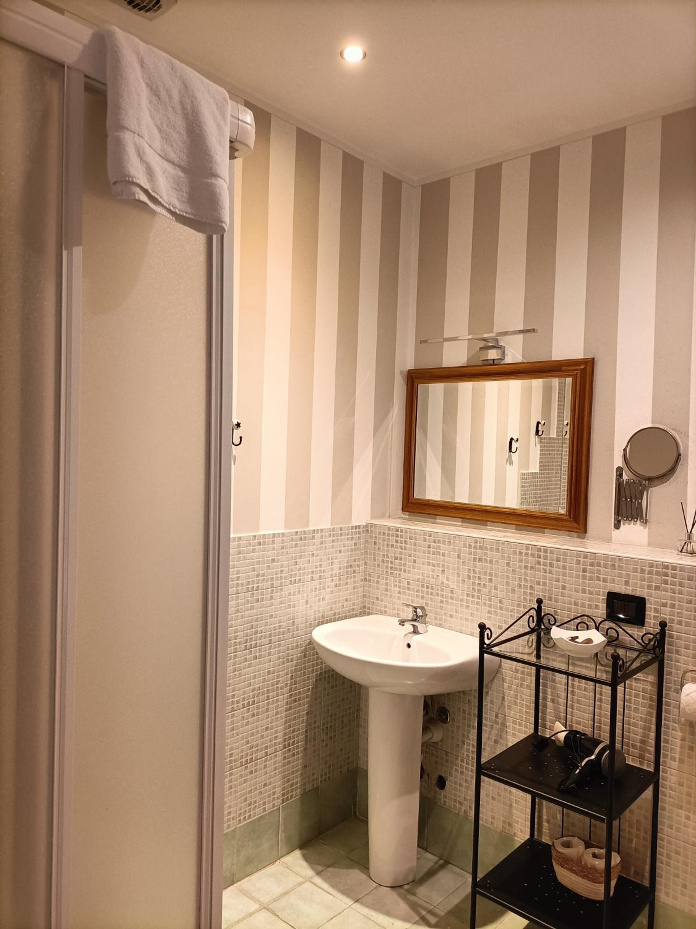 Double Room with Private Bathroom - Photo 11