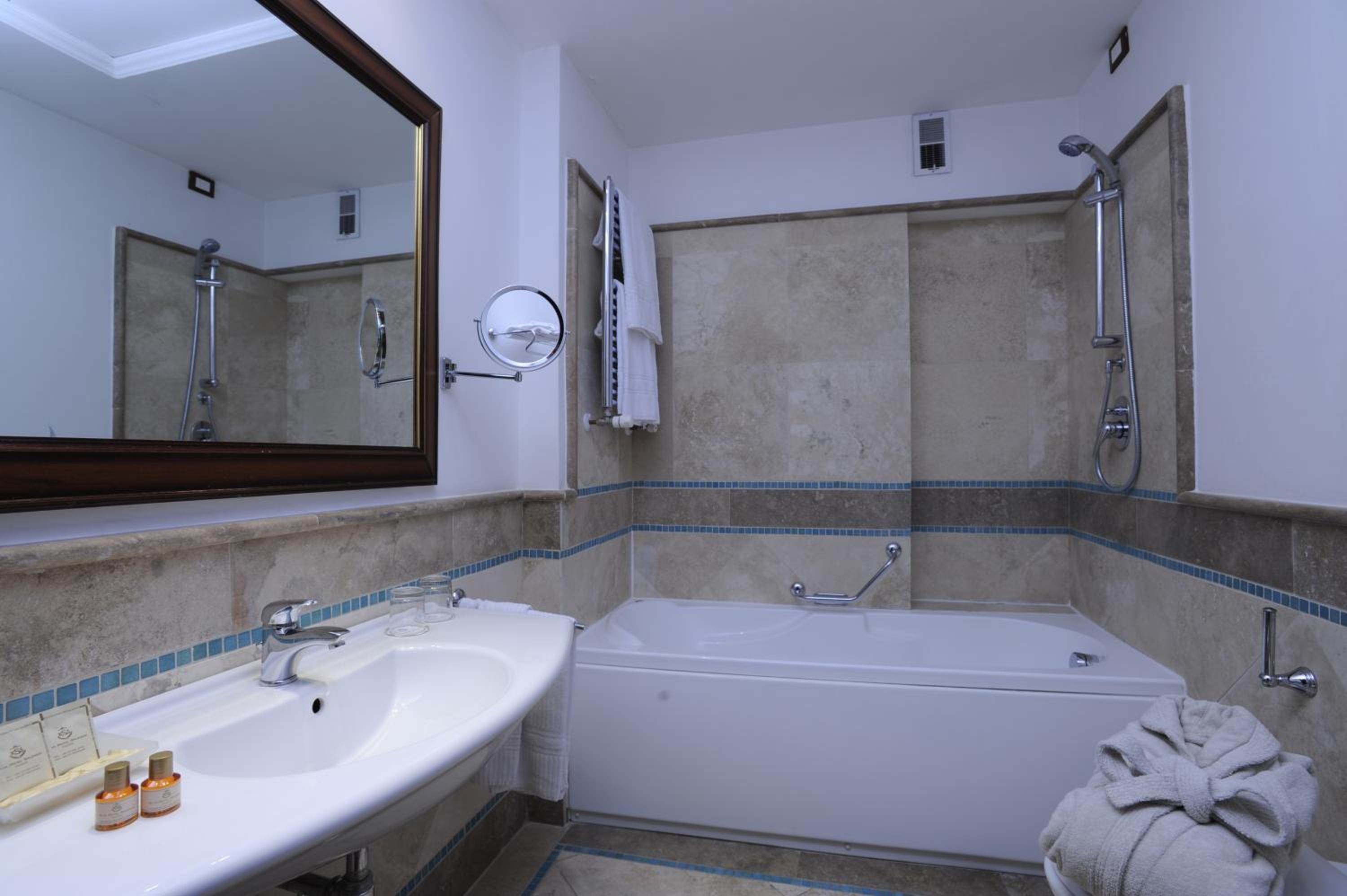 Large Superior Double Room with Spa Access - Photo 5