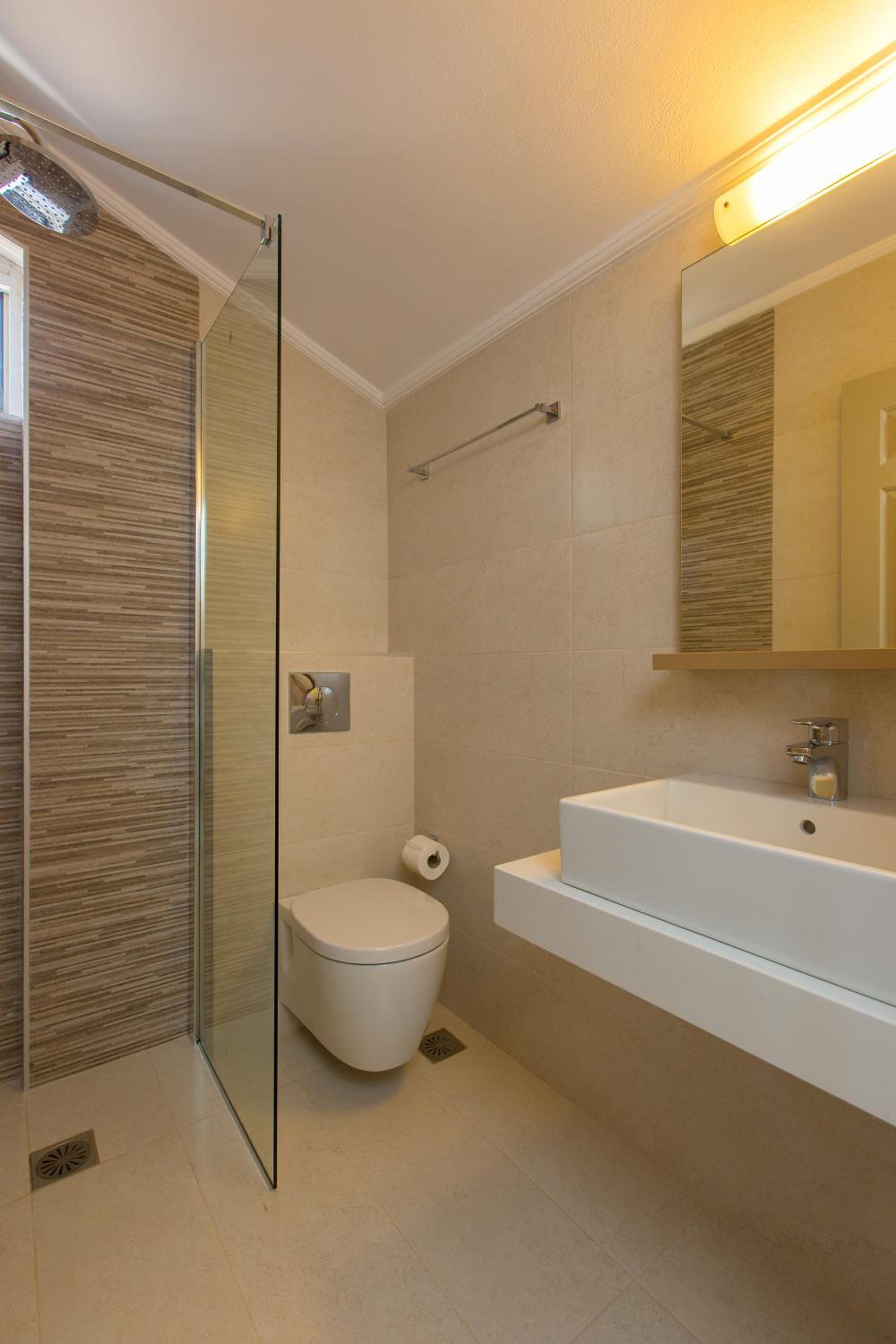 Superior One-Bedroom Apartment - Split-level thumbnail 5