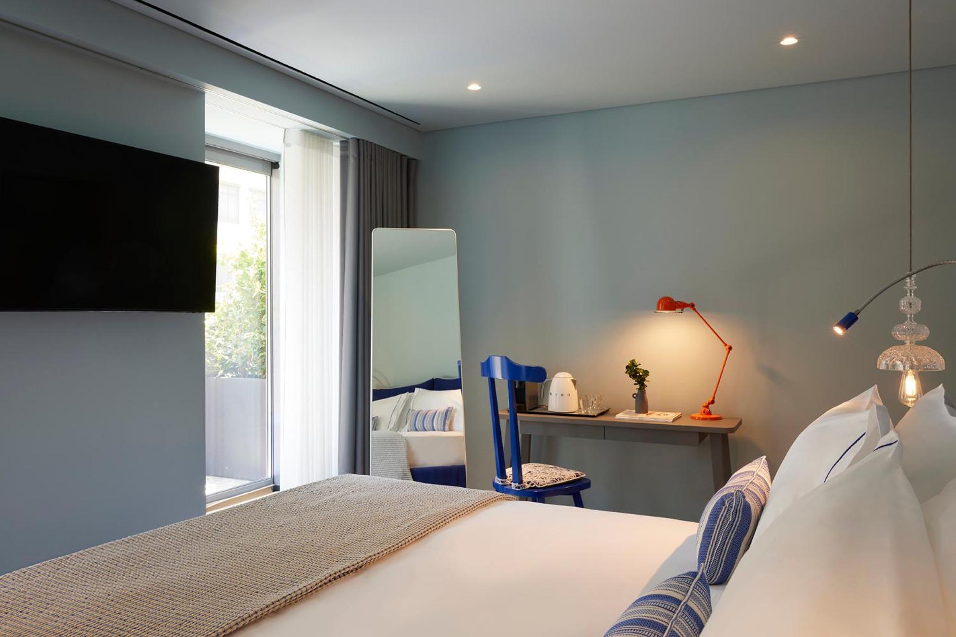 Chill Room with Balcony Shower