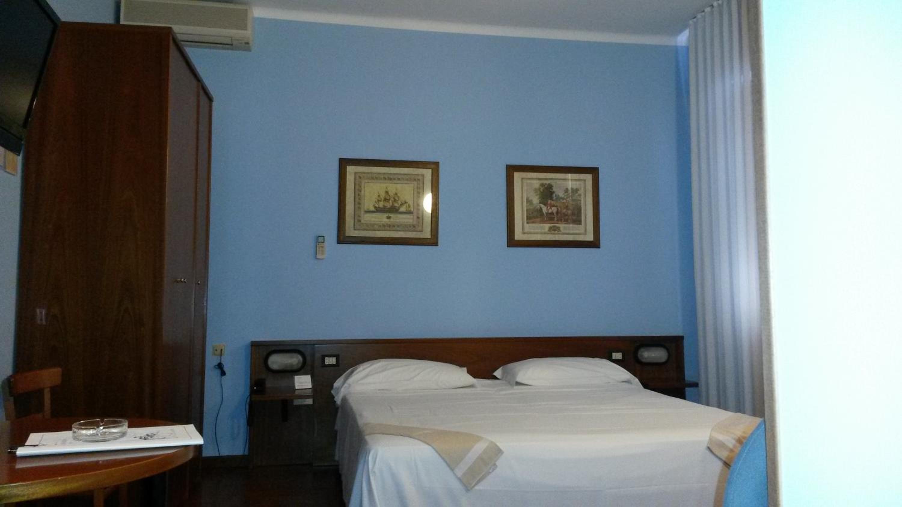 Standard Double or Twin Room - Photo 6