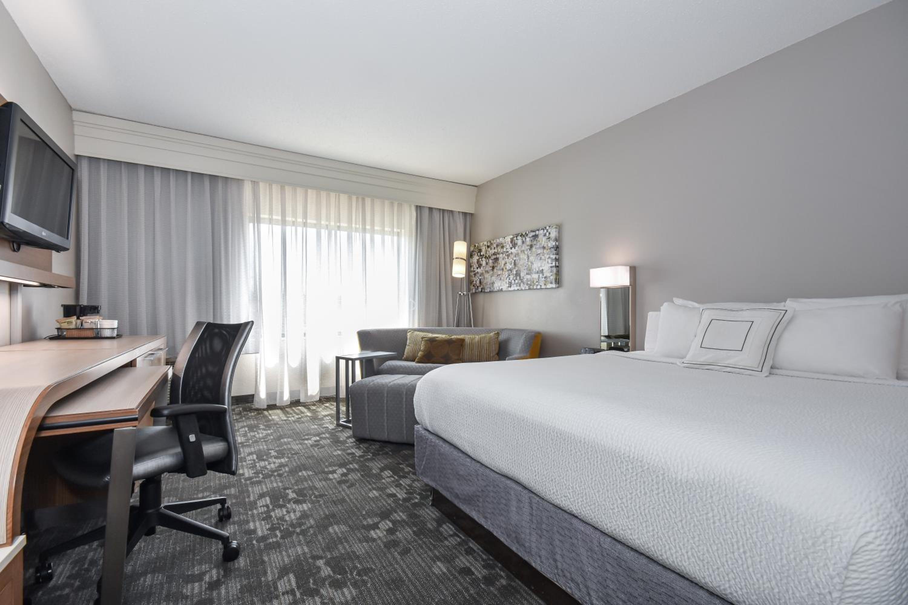 King Room with Sofa Bed - Photo 1