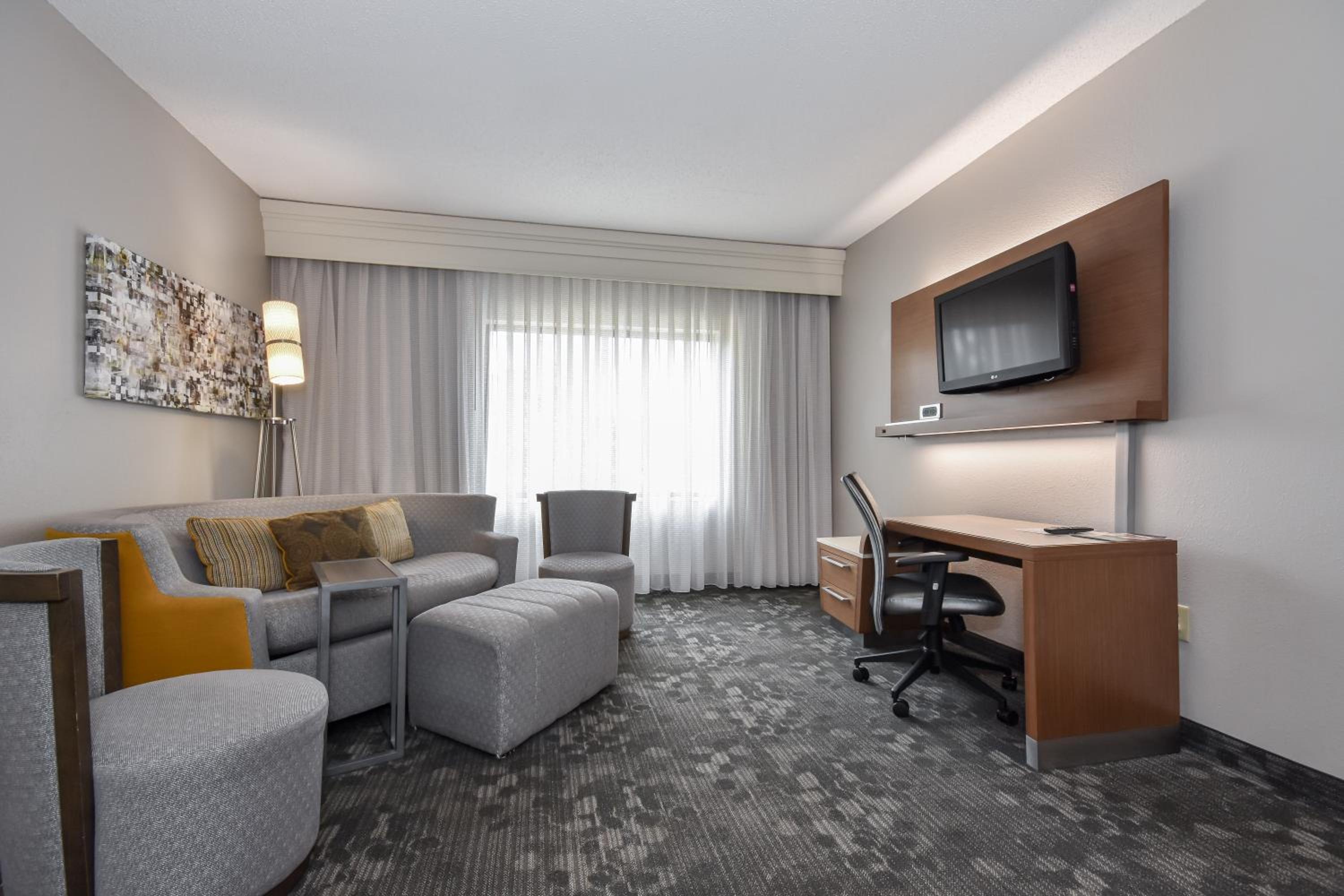 One-Bedroom King Suite - Photo 3