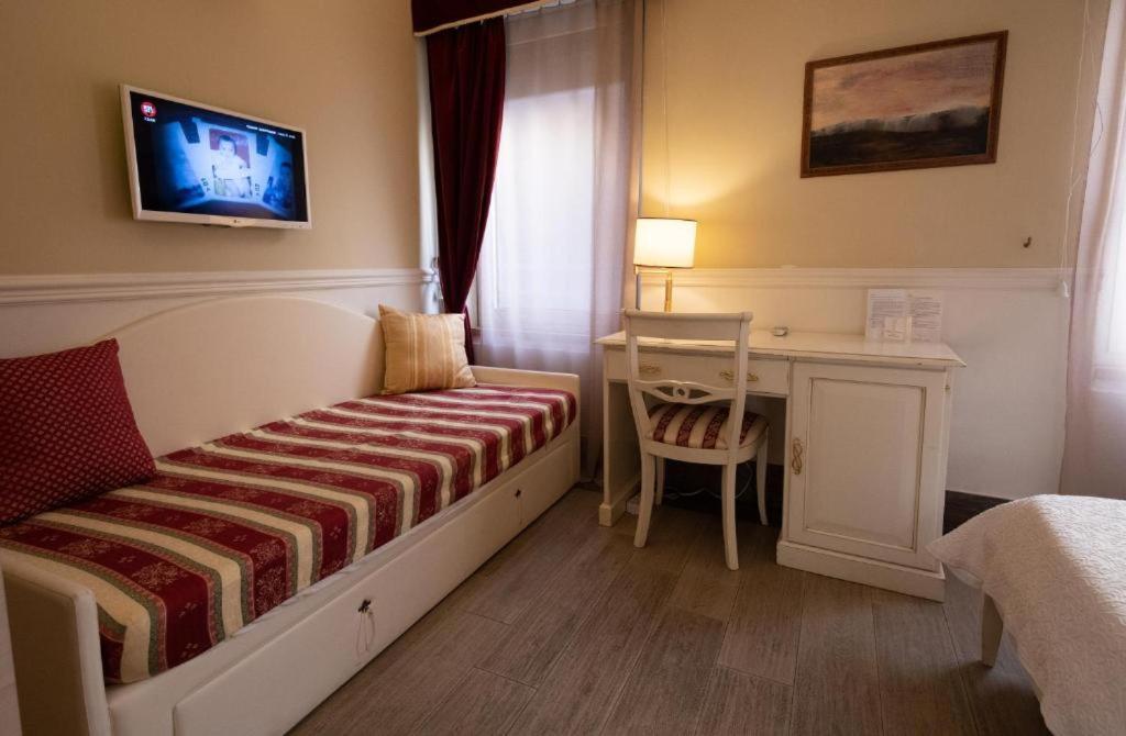 Superior King Room - Photo 10