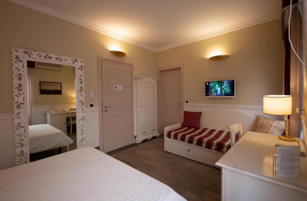 Superior King Room - Photo 12