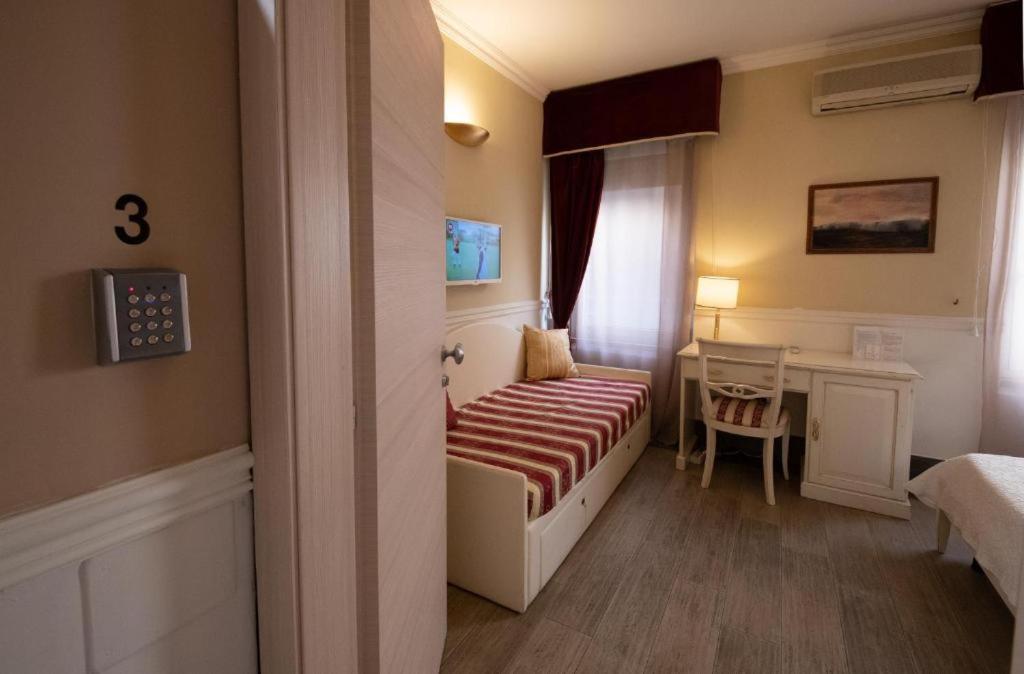 Superior King Room - Photo 3
