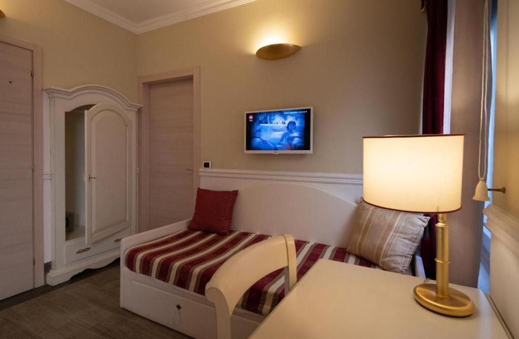 Superior King Room - Photo 9