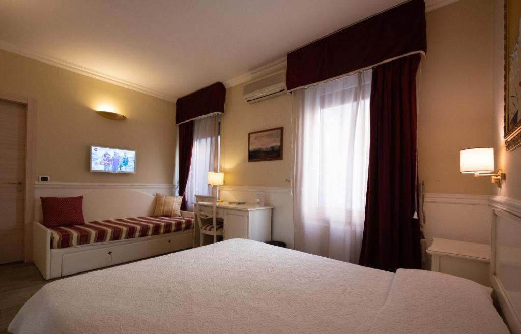Superior King Room - Photo 11