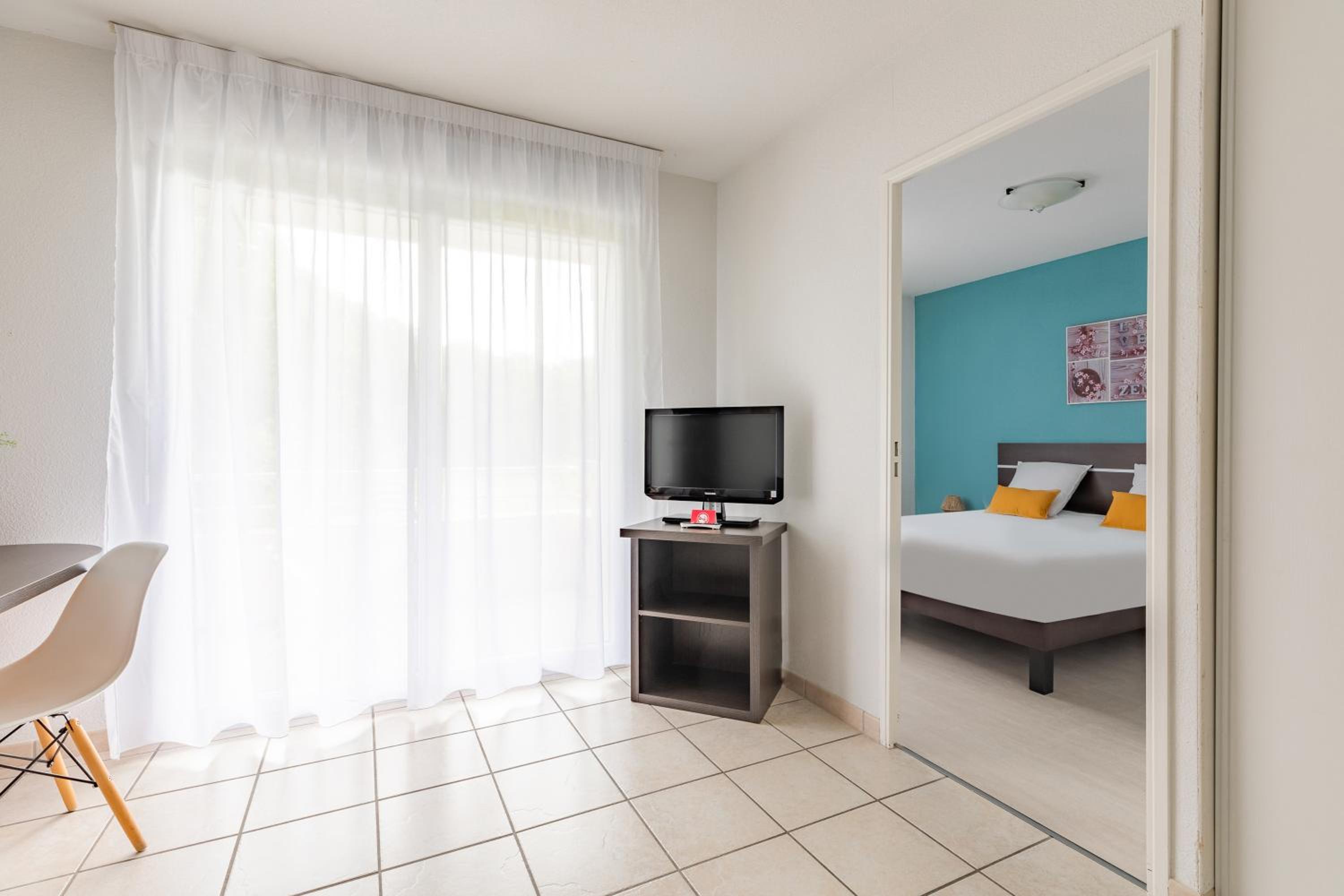 One-Bedroom Apartment - Photo 3