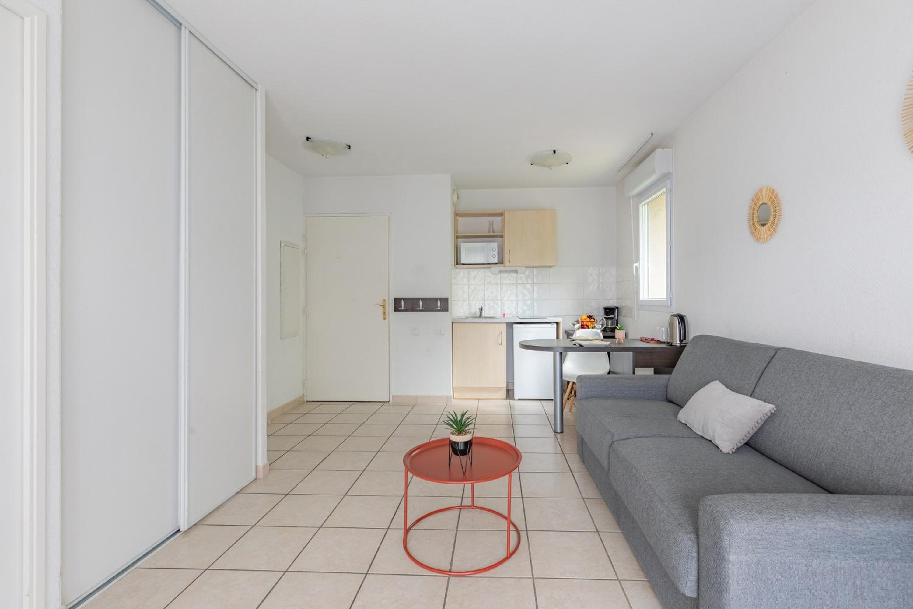 One-Bedroom Apartment - Photo 4