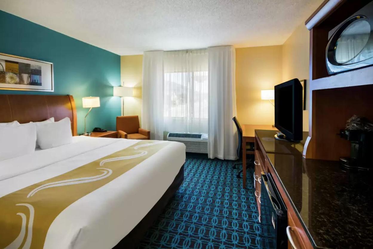 King Room - Non-Smoking - Photo 2