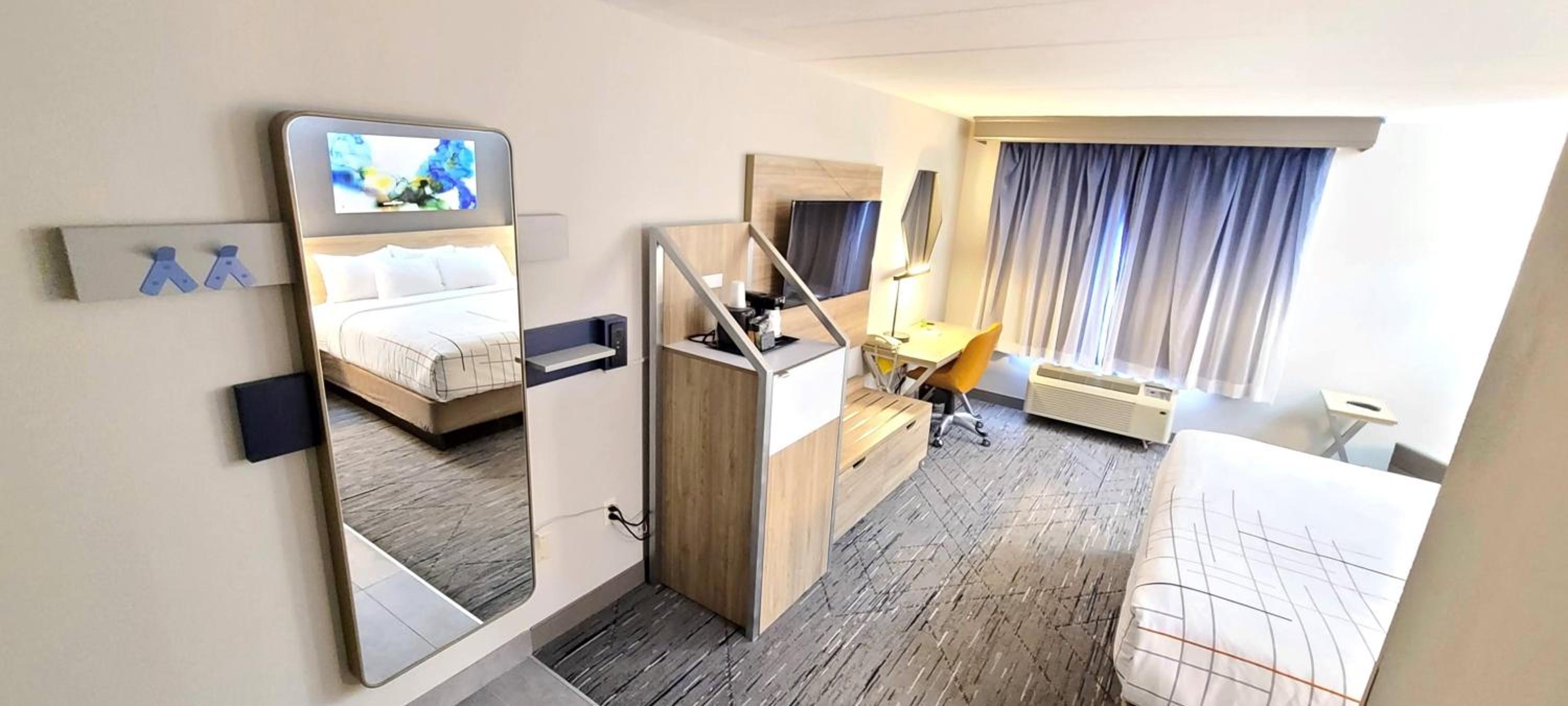 King Room - Non-Smoking - Photo 7