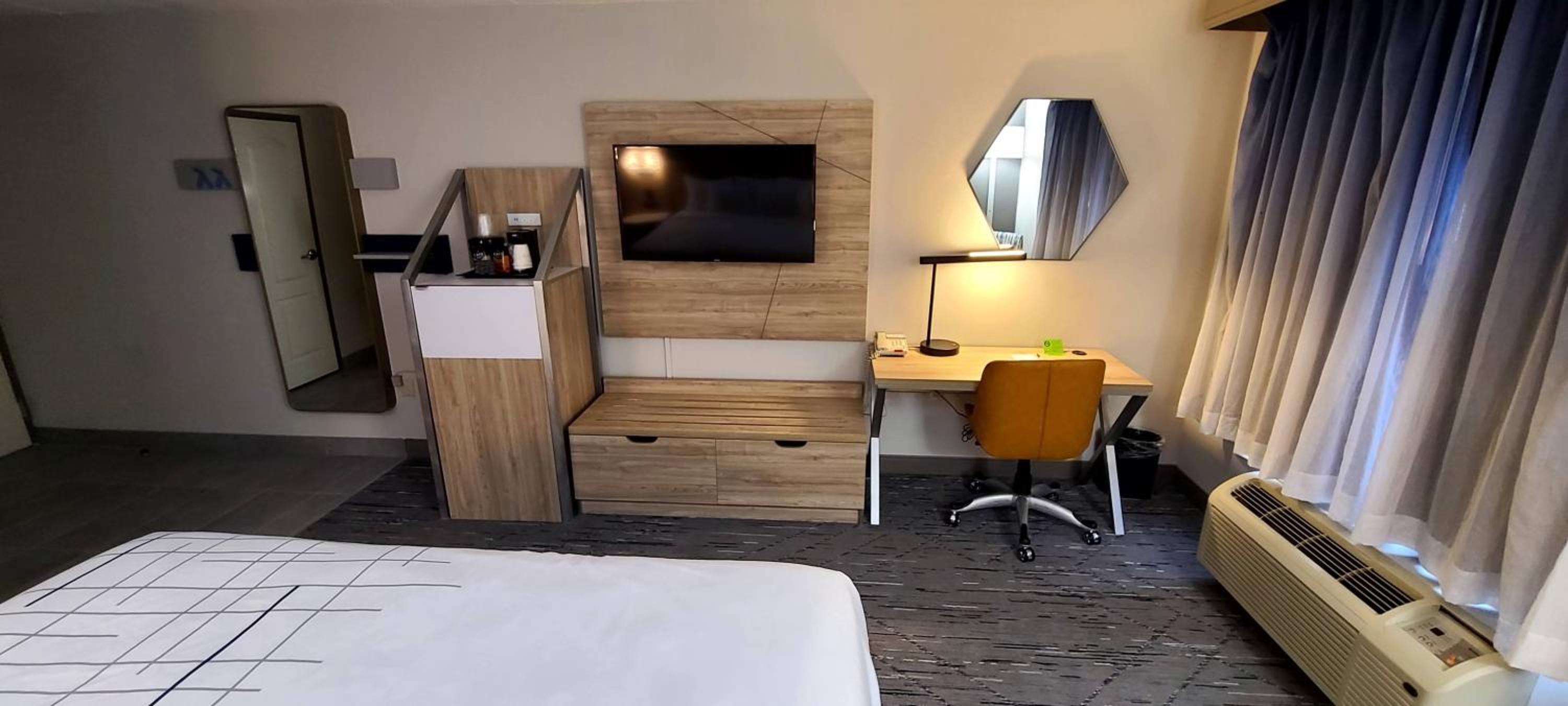 King Room - Non-Smoking - Photo 3