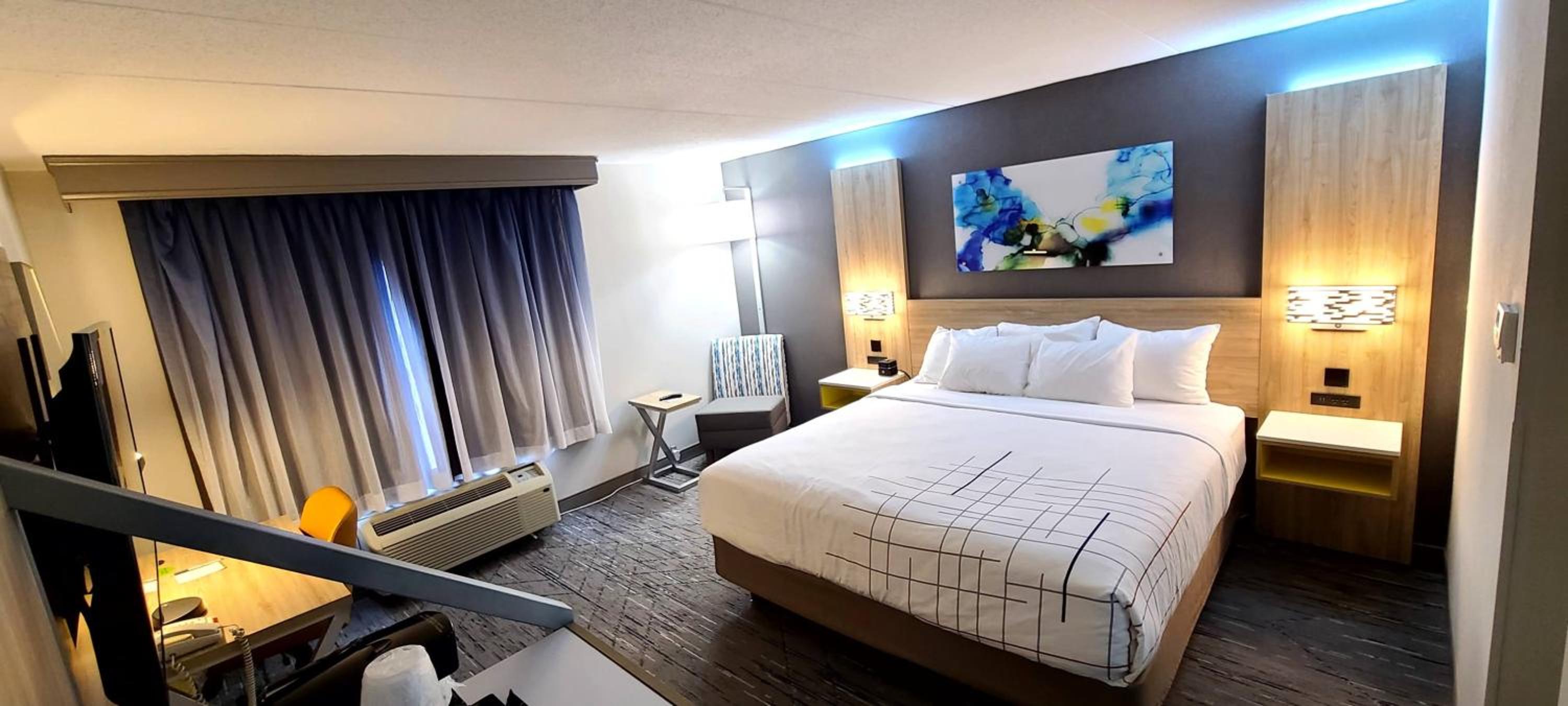 King Room - Non-Smoking - Photo 4