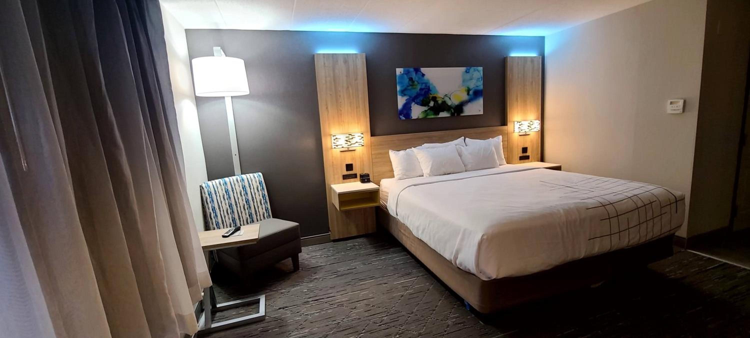 King Room - Non-Smoking - Photo 8